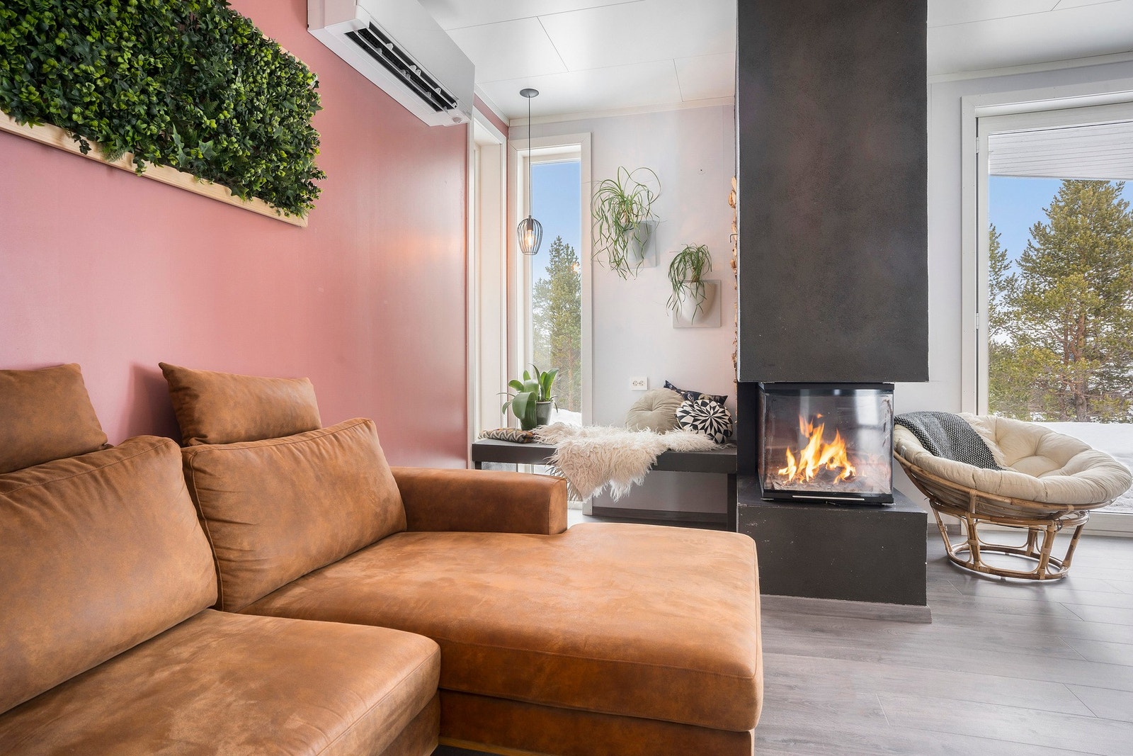 Murt benk ved peisen har stikkontakt i høyde med benk for å lade mens man bruker mobil/ pad. Galleribilde