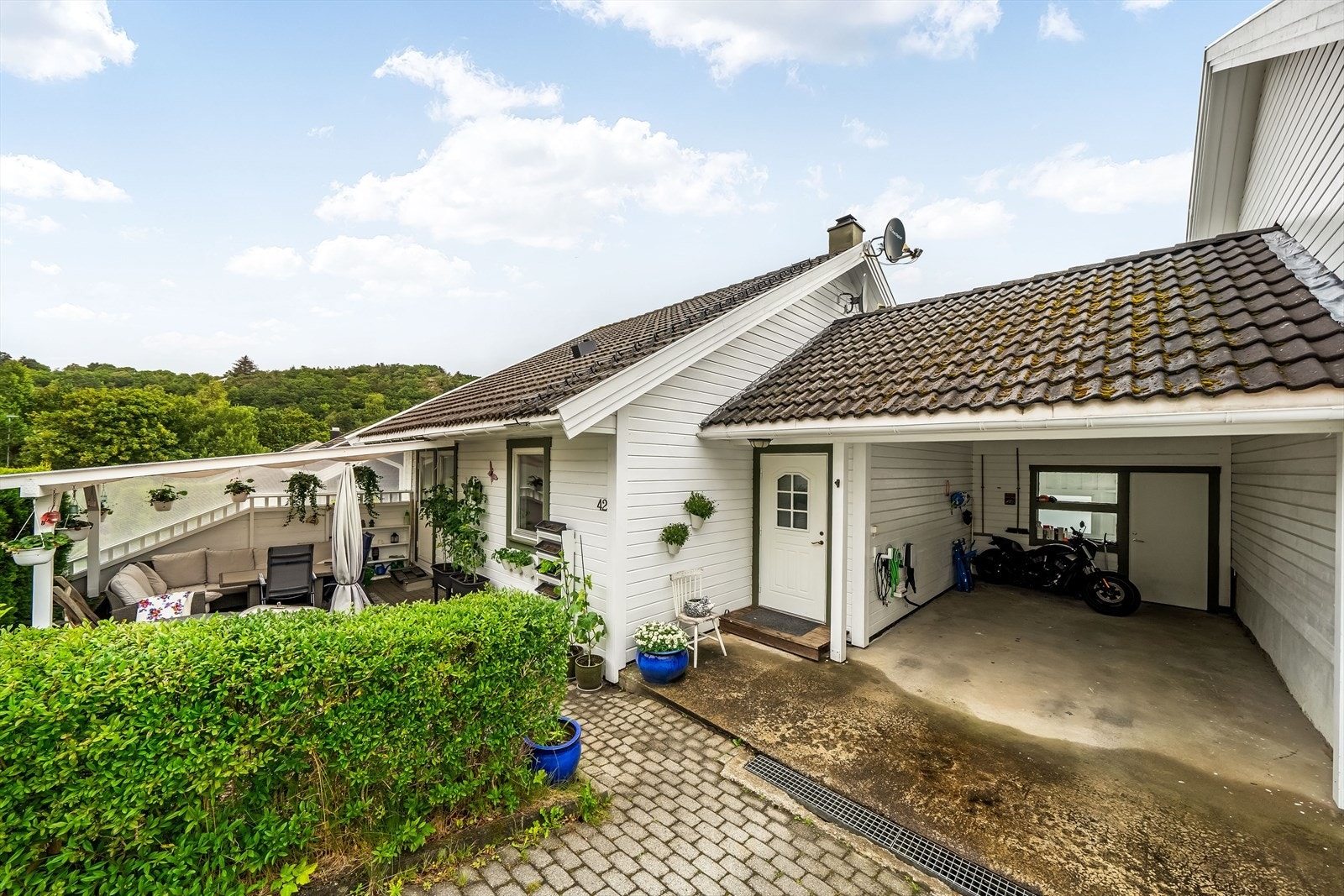 Bolig med carport - inngangsparti Galleribilde