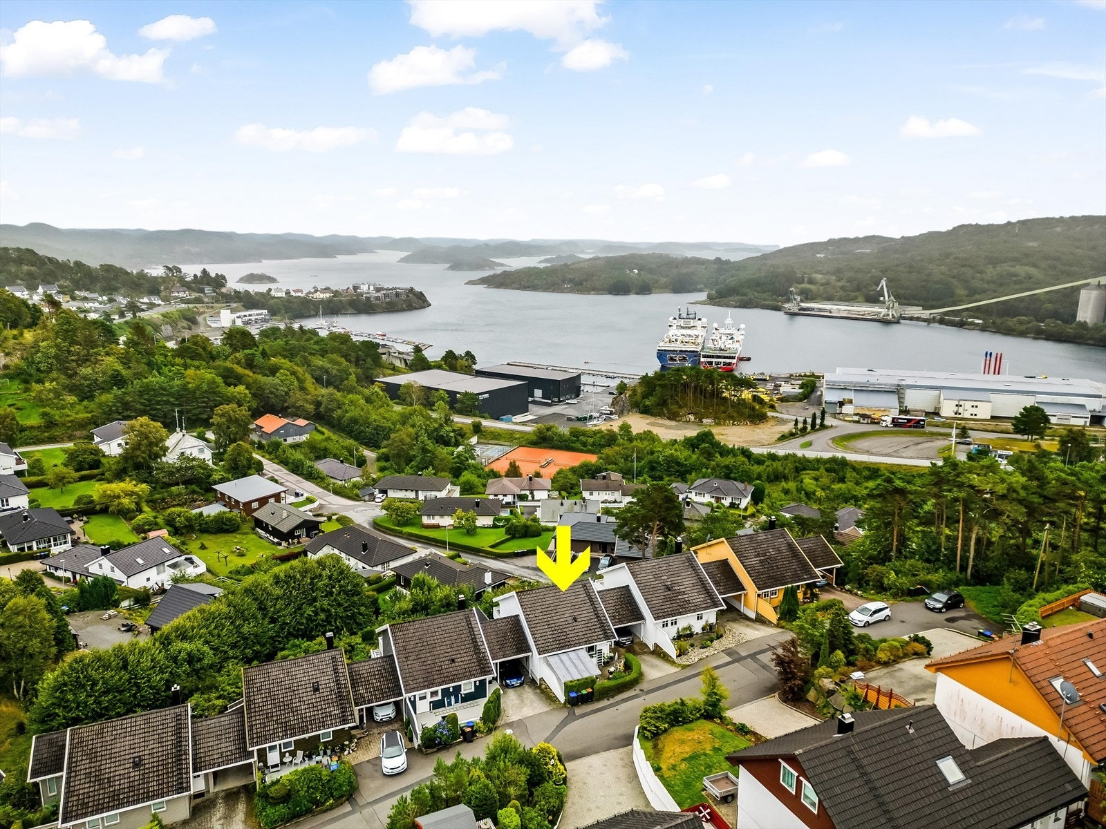 Oversikt fra bakside bolig og gaten. Galleribilde