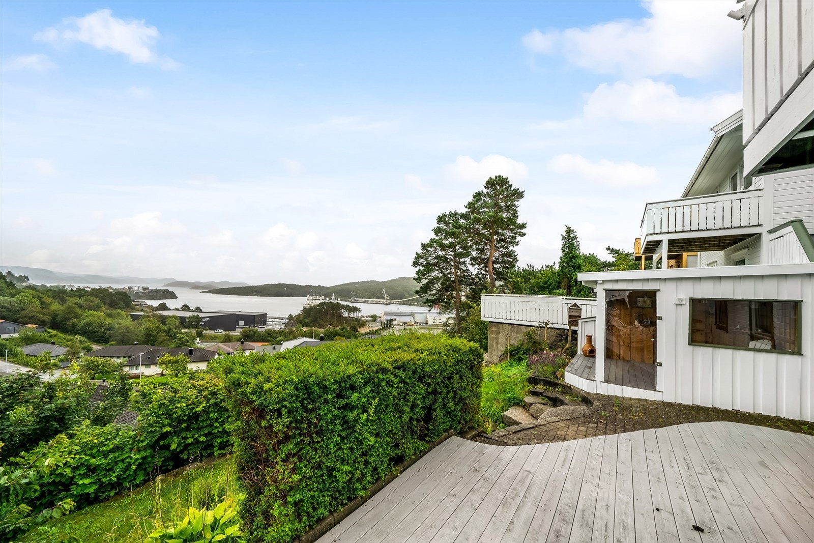 Terrasse fremside - solrikt og flott utsikt Galleribilde