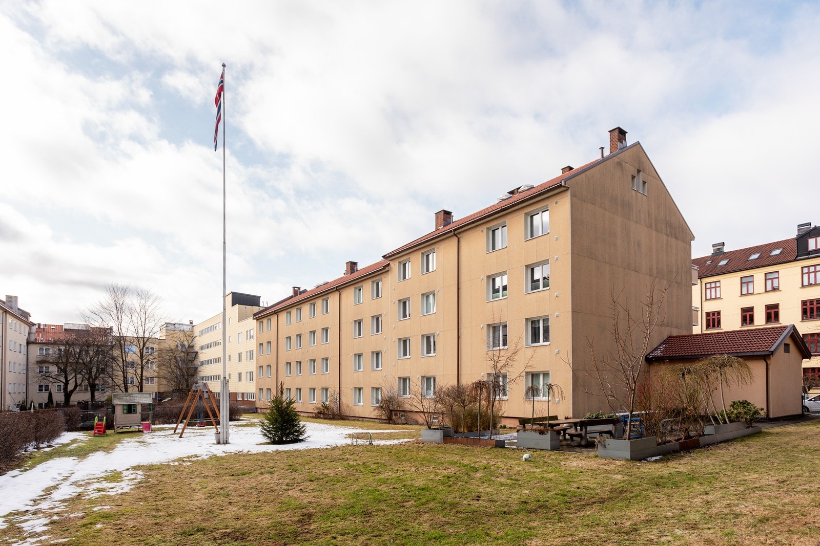 Dagens eiere leier en garasjeplass i oppvarmet garasjeanlegg og tilhørende bod 4 min inna for kr 1.700,- pr. mnd. Leieavtalen kan overdras til kjøper. Galleribilde