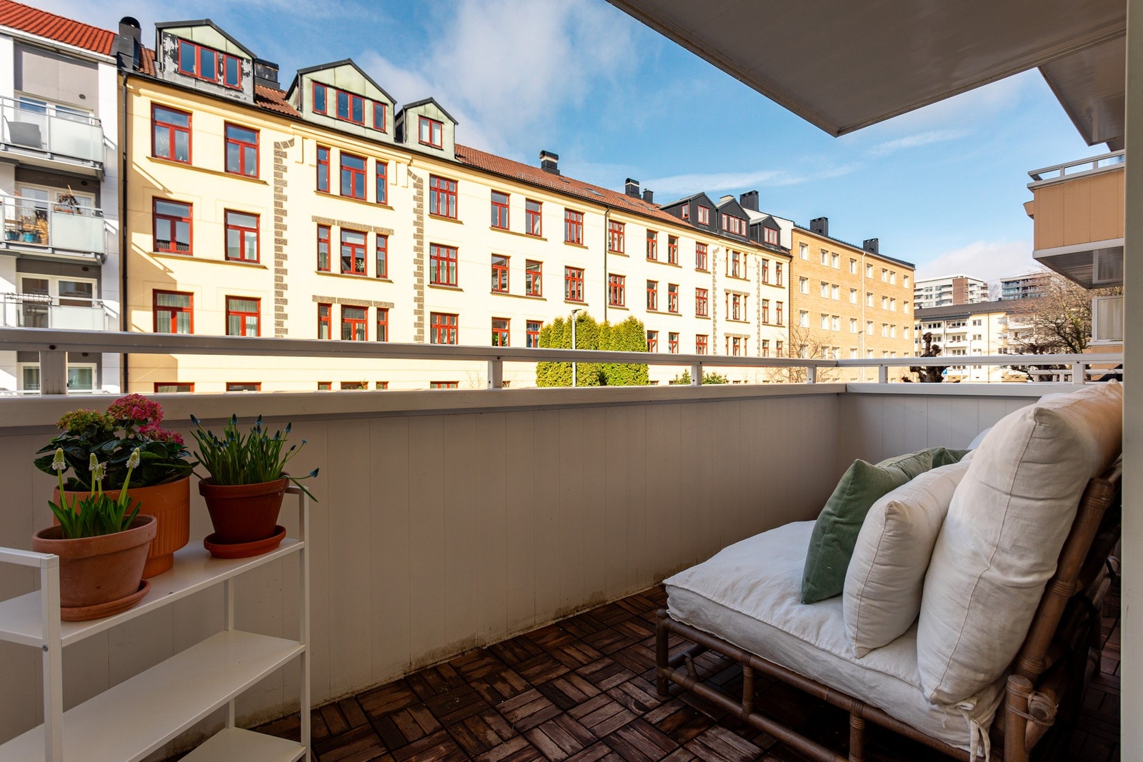 I følge selgere har man om sommeren solen fra ca. kl 16.00 - ca. kl 19.00. Galleribilde