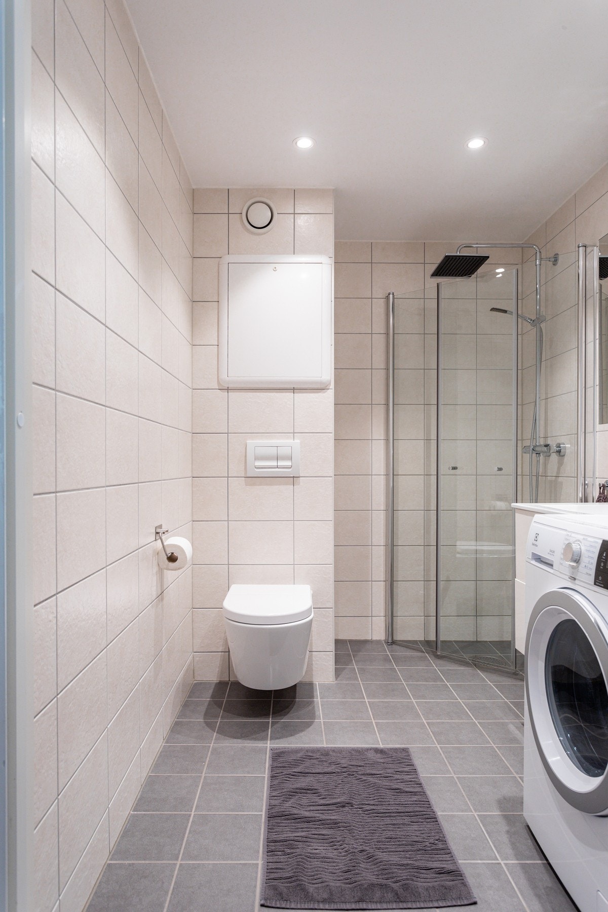 Badet har varmekabler på gulvet og opplegg for vaskemaskin. Galleribilde