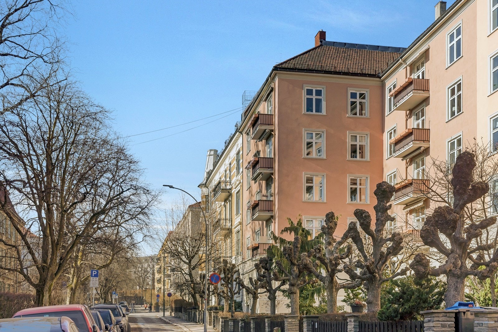 Leiligheten ligger fint til i byggets øverste etasje Galleribilde