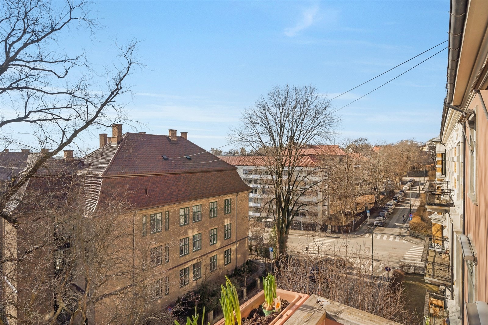 Utsikt fra balkong ned mot gate Galleribilde