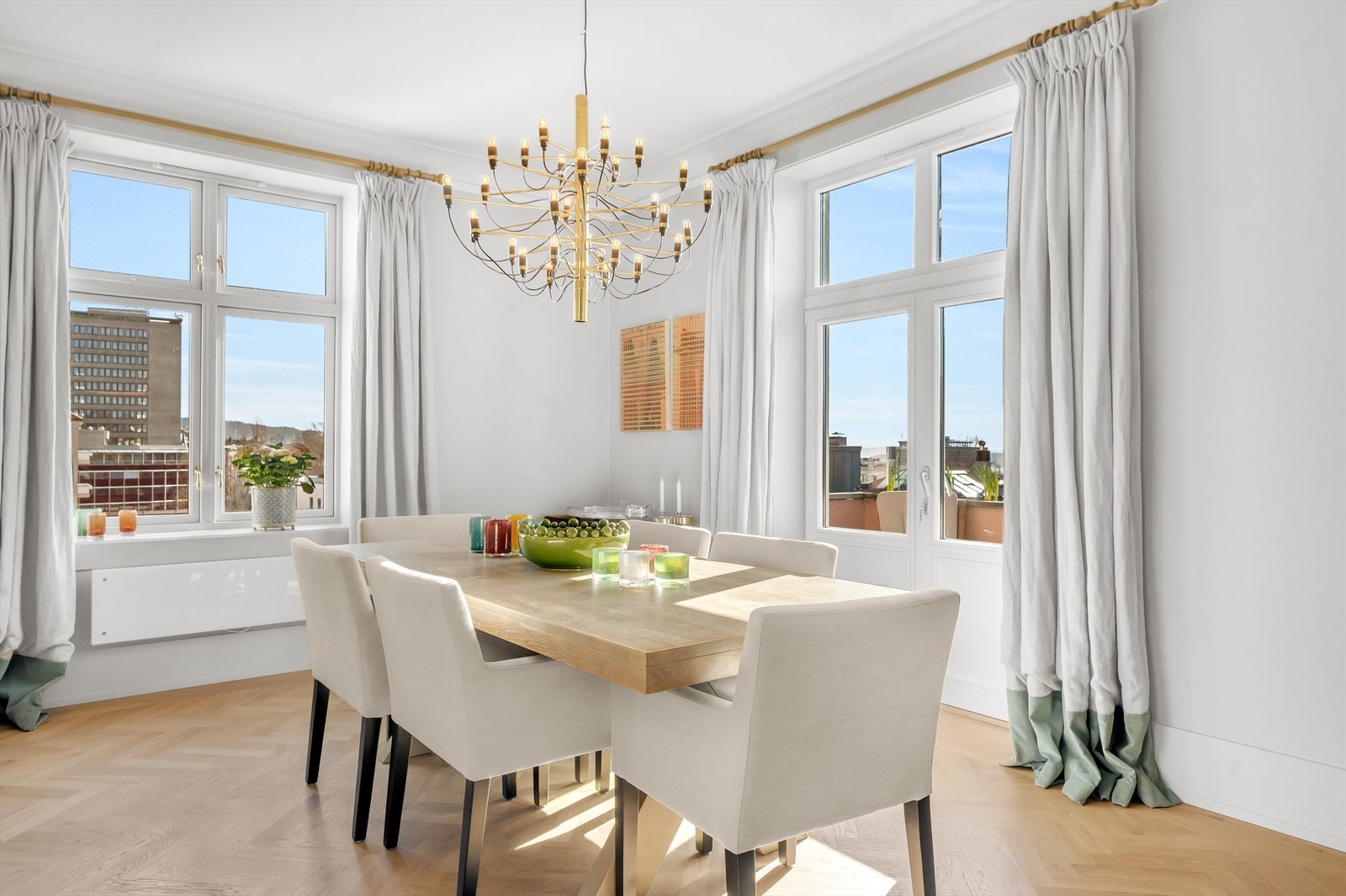 God plass til spisebord med flott utsikt utover Galleribilde