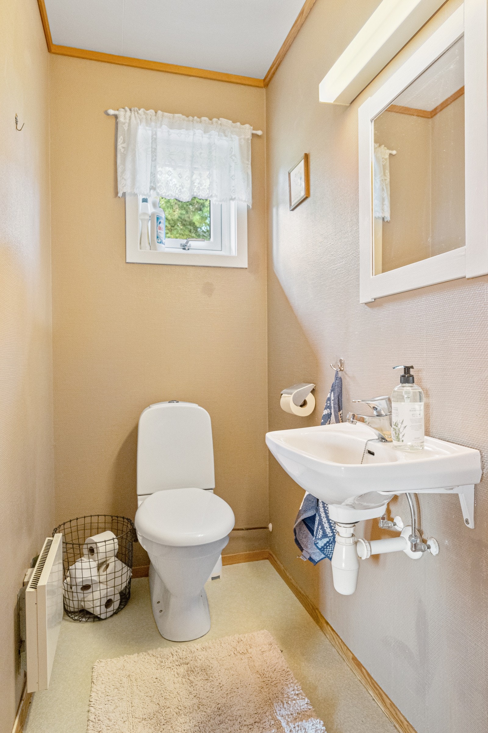 Toalettrom på hovedplan ved siden av badet. Galleribilde