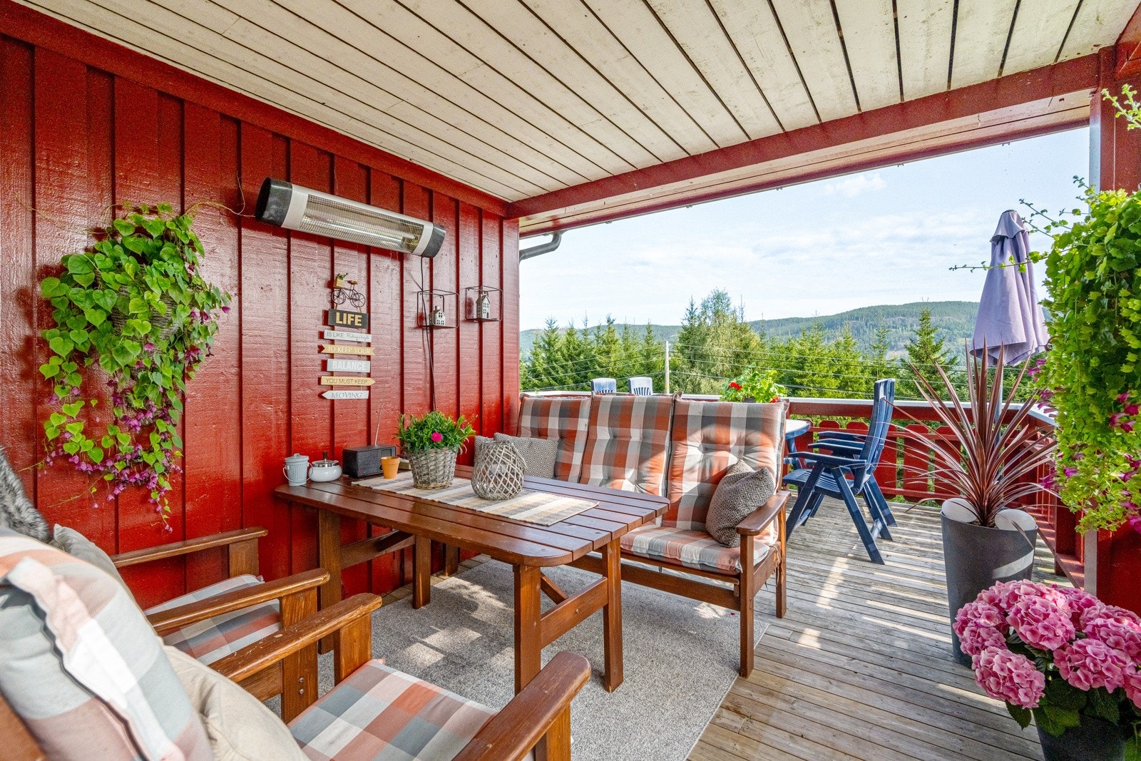 Stor terrasse som delvis er overbygget, her er det bare å nyte omgivelsene Galleribilde