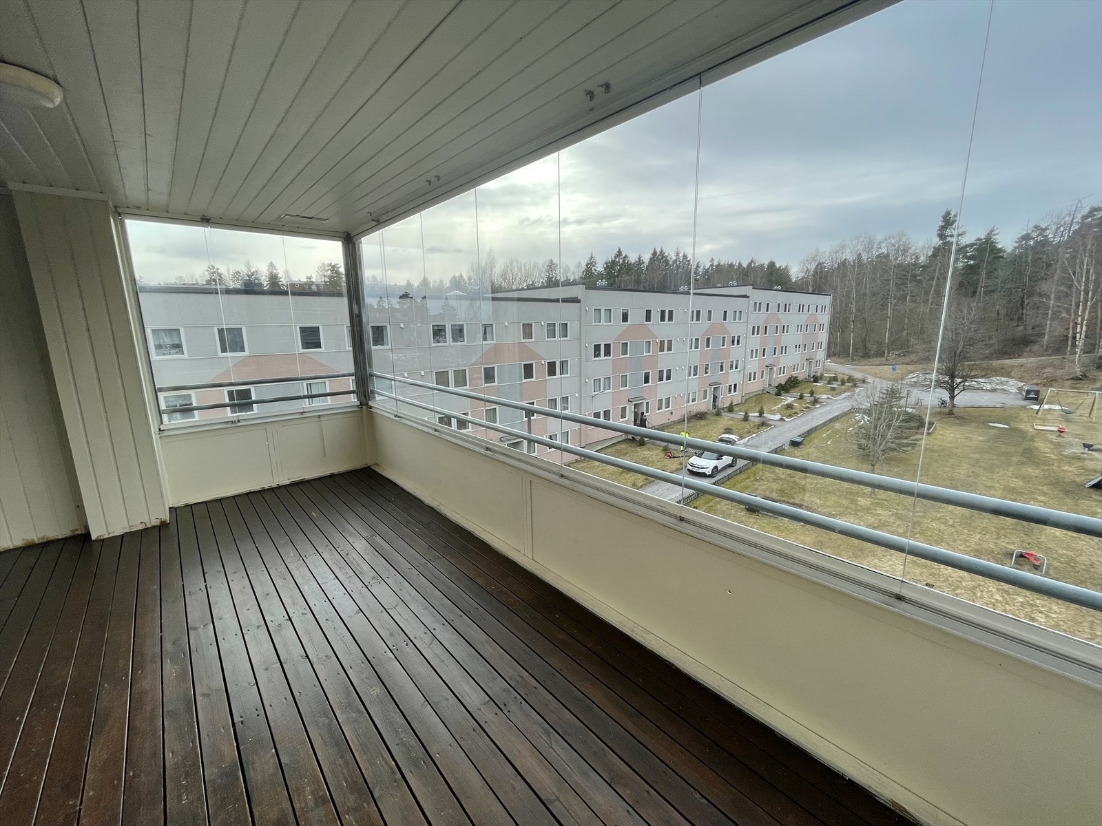 Leiligheten ligger fint til i toppen av blokka, på enden i 4. etasje. Vestvendt, innglasset balkong med gode solforhold og fin utsikt! Galleribilde