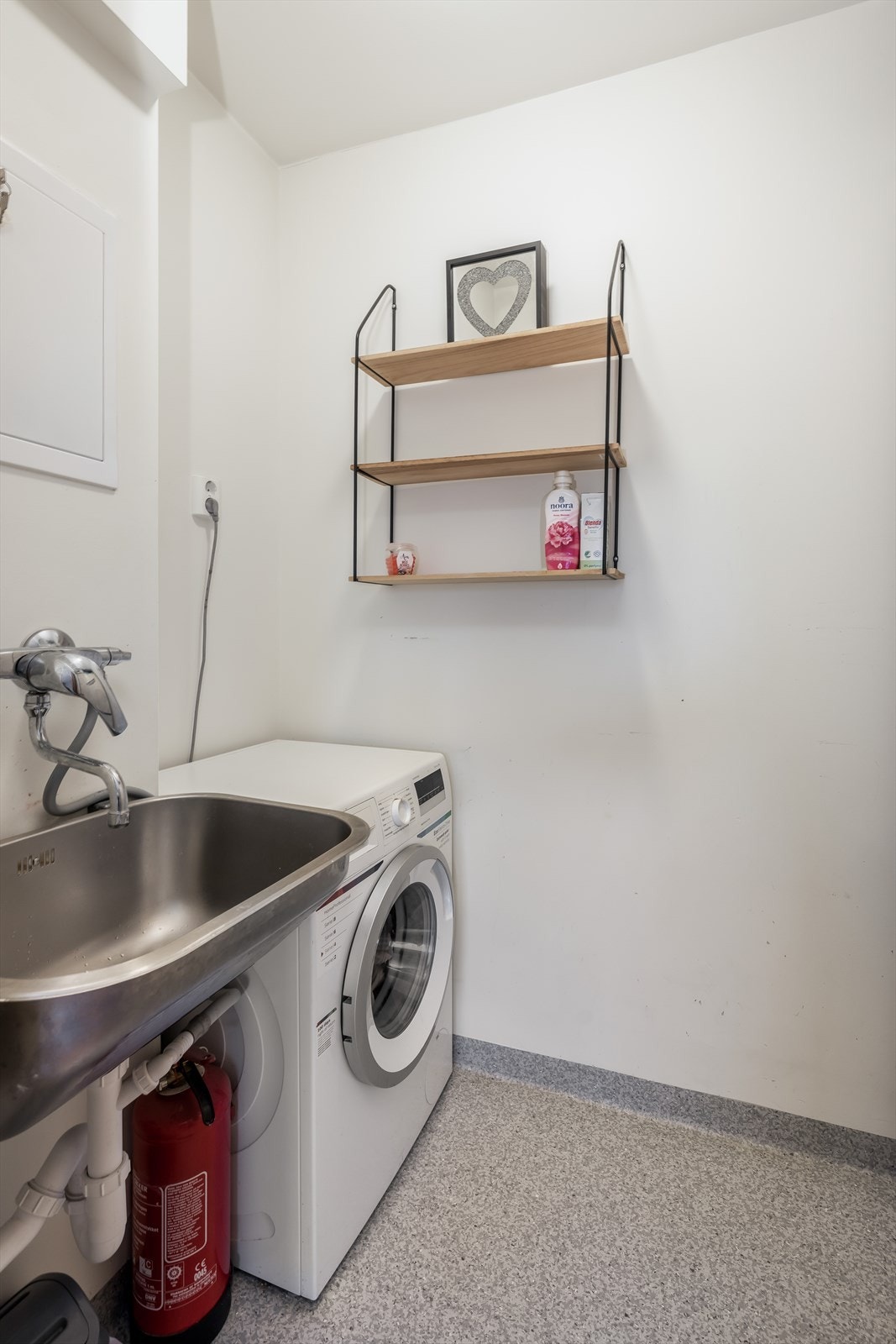Tilliggende kjøkkenet er det etablert eget vaskerom, med standard fra 2013. Her er det utslagsvask og opplegg for vaskemaskin. Galleribilde