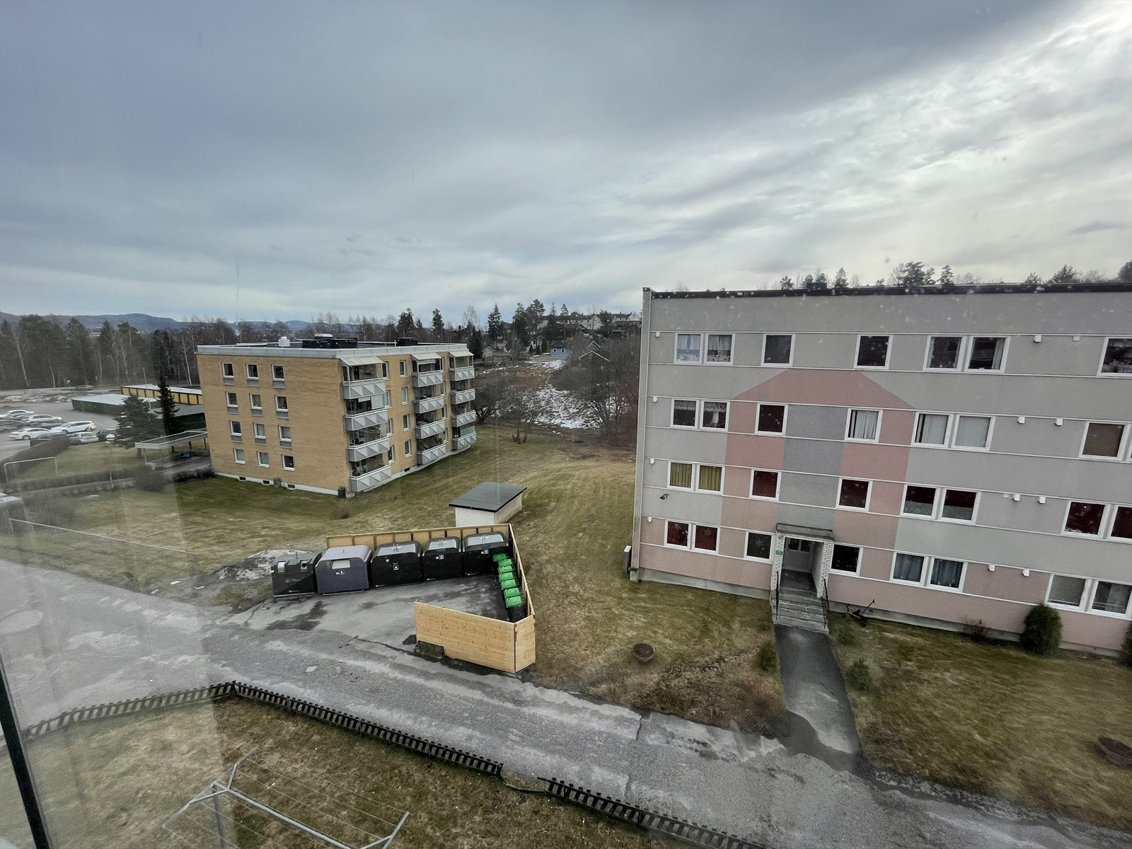 Området er barnevennlig, med nærhet til barnehager og Stigeråsen skole med 1.-7. trinn, samt Gulset ungdomsskole. Galleribilde