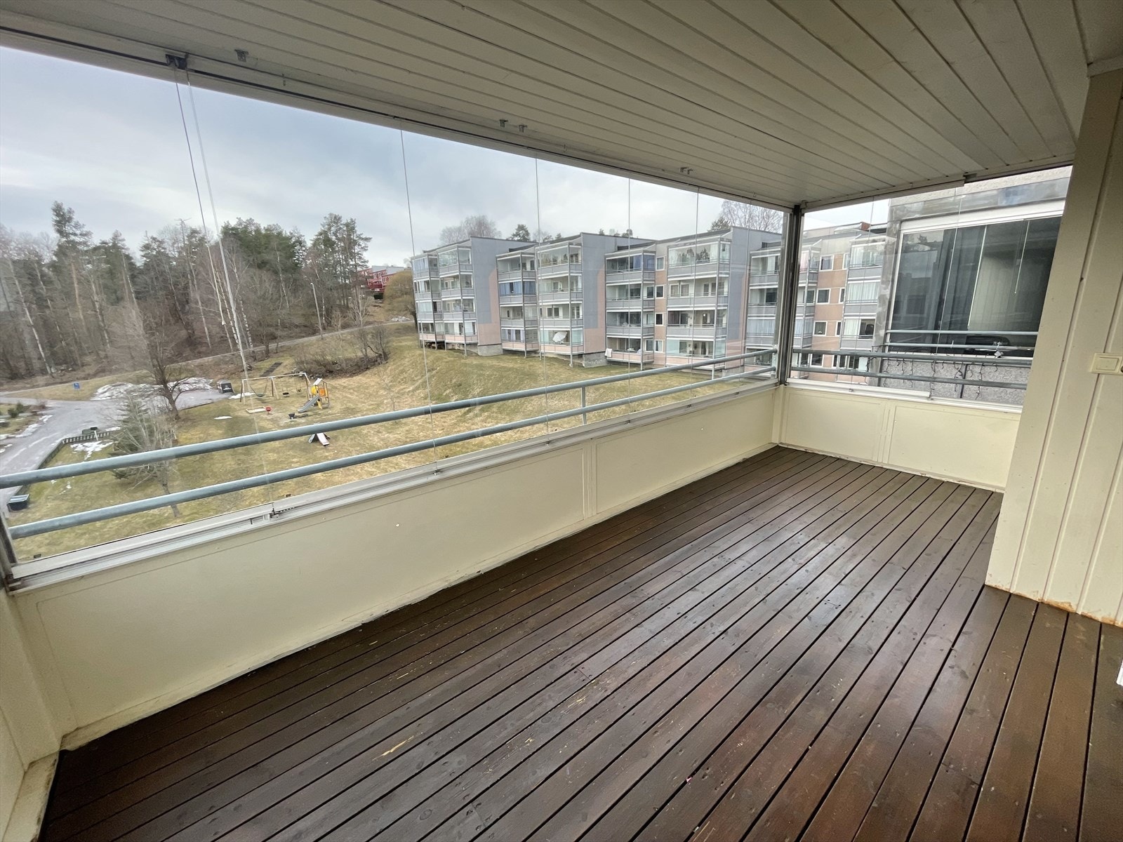 Gulset er Telemarks største bydel og sentralt i bydelen er det opparbeidet et bydelssenter, som ligger innen kort gangavstand. Galleribilde