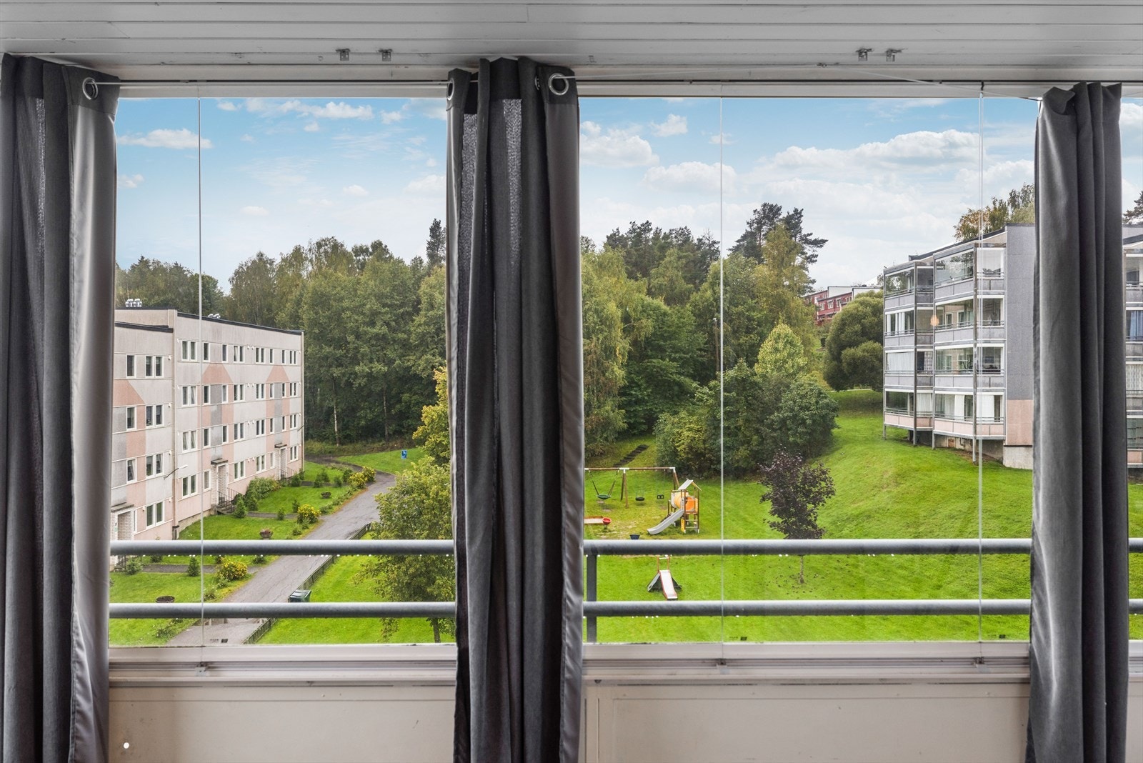 Leiligheten ligger fint til i toppen av blokka, på enden i 4. etasje. Gode solforhold og fin utsikt over borettslagets felles grøntareal! Galleribilde