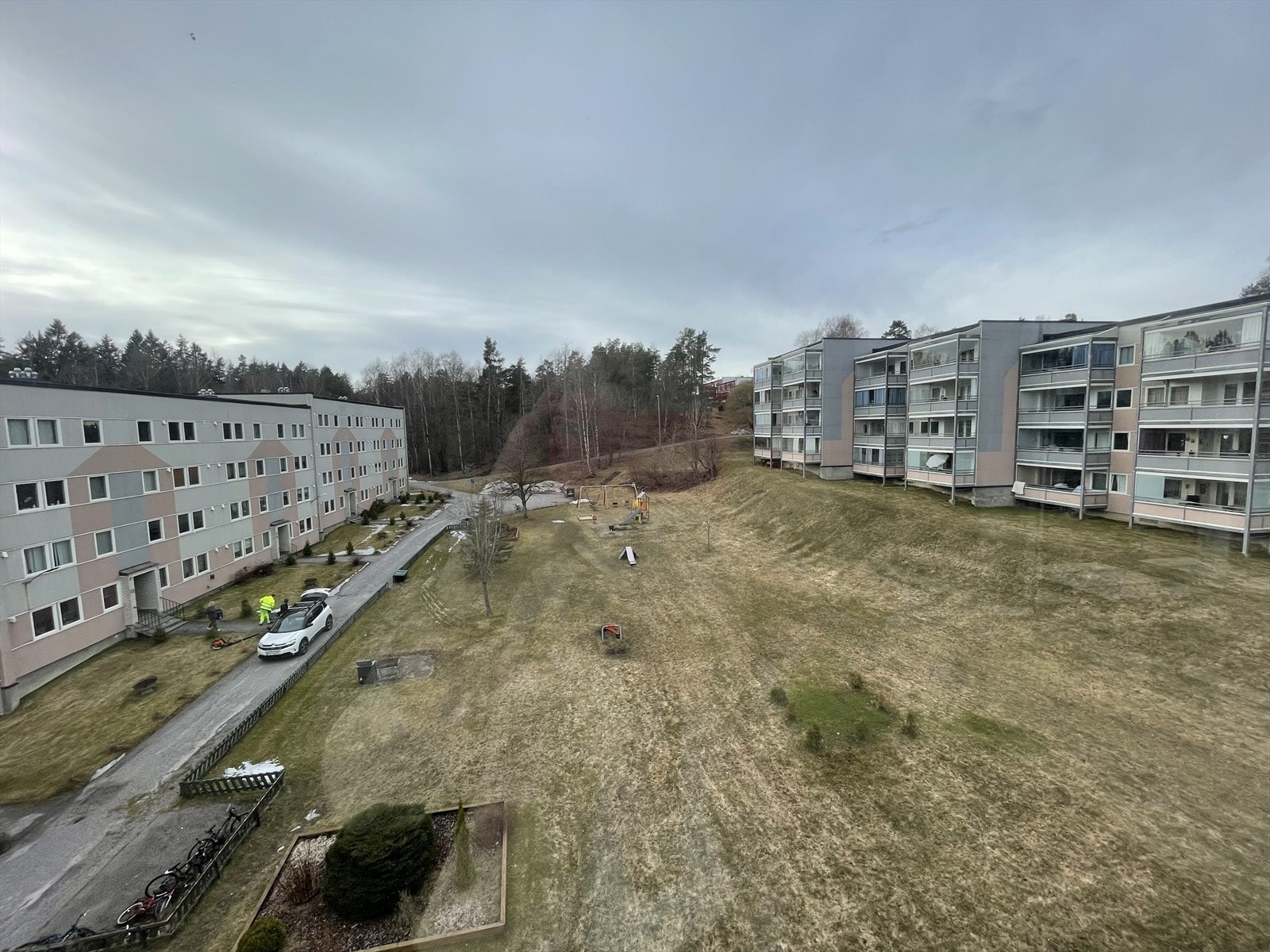 Borettslaget har barnevennlige fellesarealer, med lekeplass og sittegrupper til felles bruk. Ingen gjennomgangstrafikk. Galleribilde