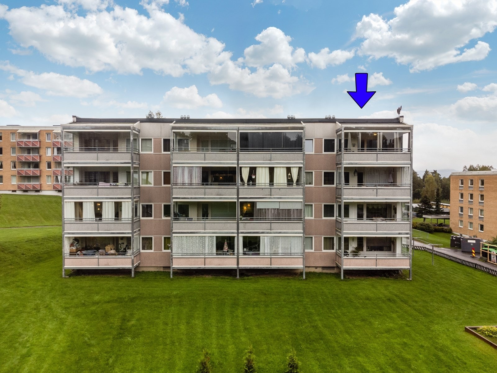 Attraktiv og sentral beliggenhet, i et hyggelig boligområde på Gulset i Skien. Her bor du med nærhet til det meste! Galleribilde