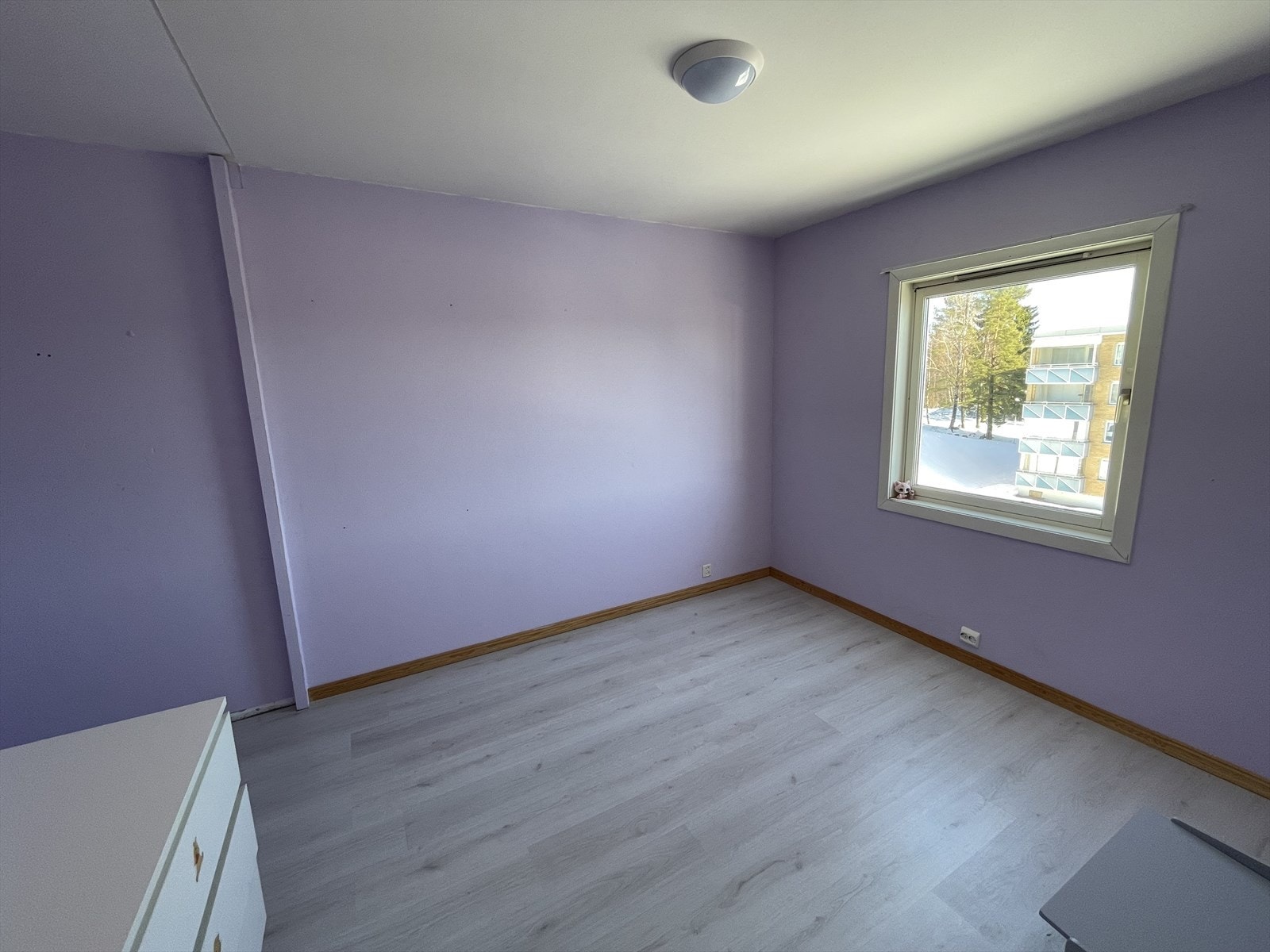 Overflater på soverommene består av laminat på gulv og malt tapet på vegger, med listefri overgang til malt tak. Galleribilde