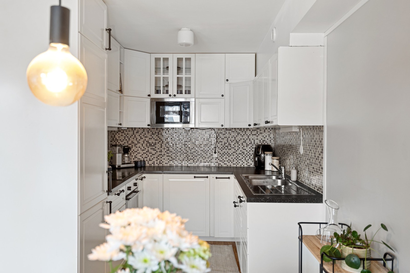 Profilerte fronter og benkeplate av laminat. Galleribilde