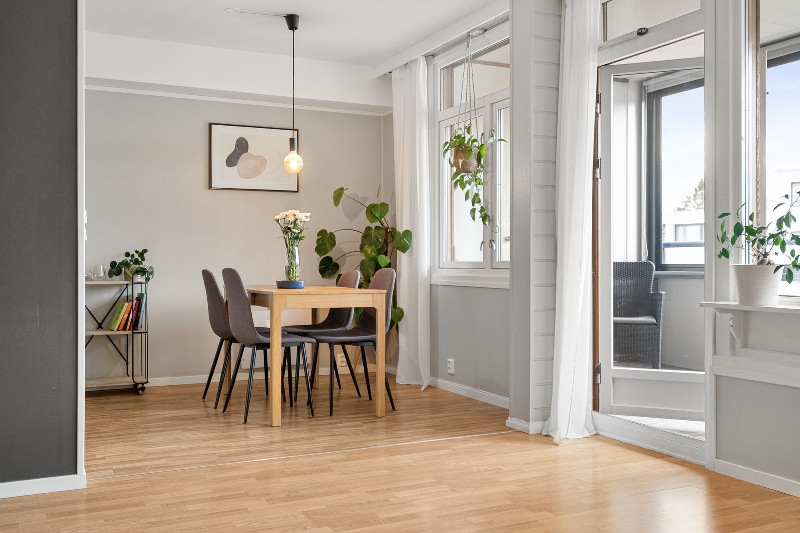 Leiligheten nyter store vindusflater som sørger for godt med naturlig lysinnslipp. Galleribilde