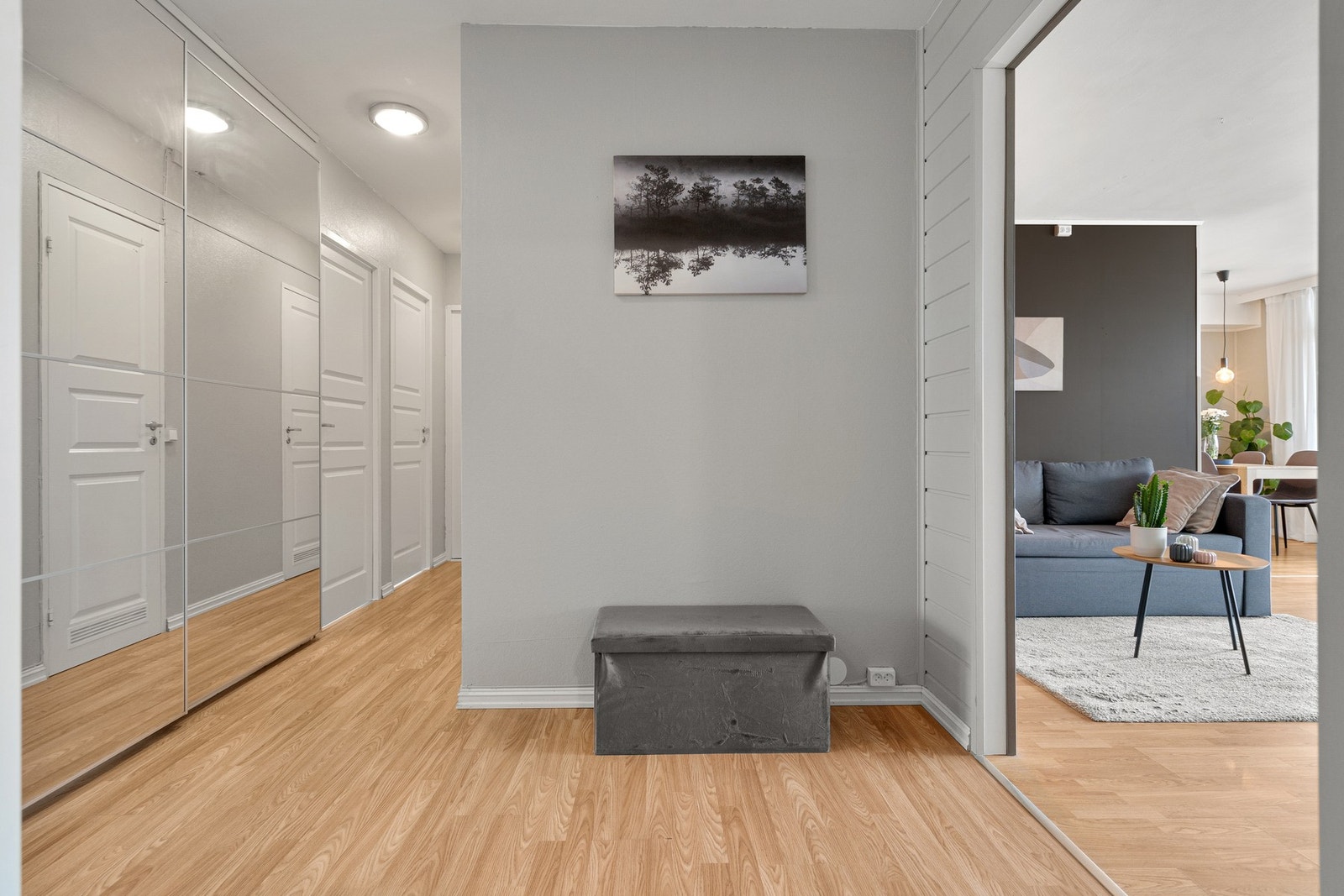 Gang med praktisk skyvedørsgarderobe. Galleribilde