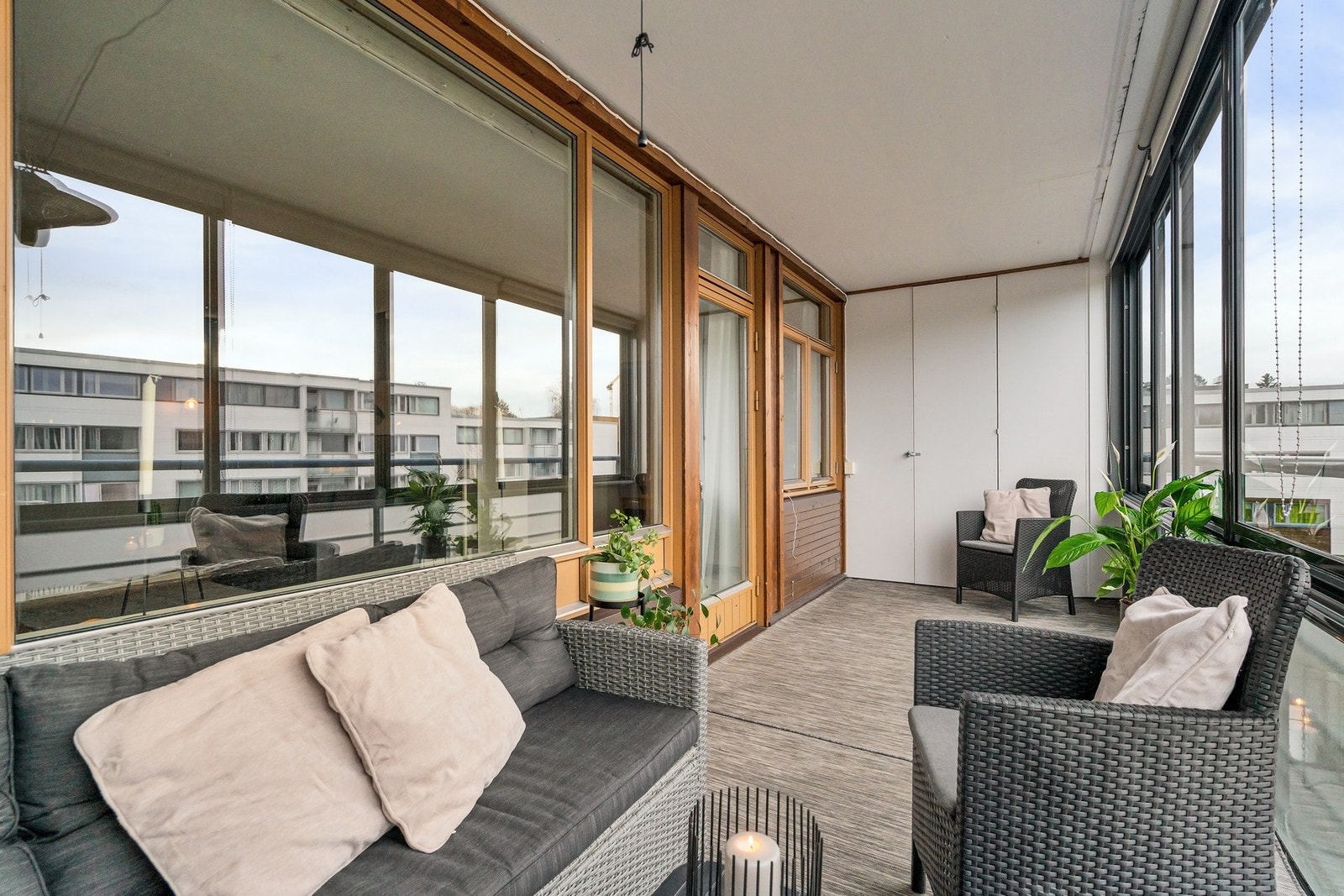 Flott, innglasset balkong med herlige solforhold. Galleribilde