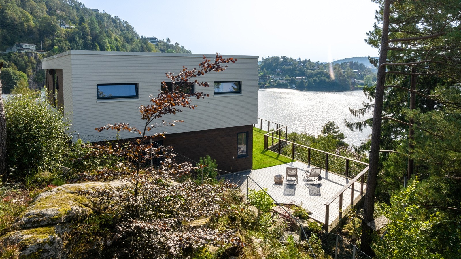 Tilbaketrukket og behagelig sone mot baksiden av huset. Galleribilde