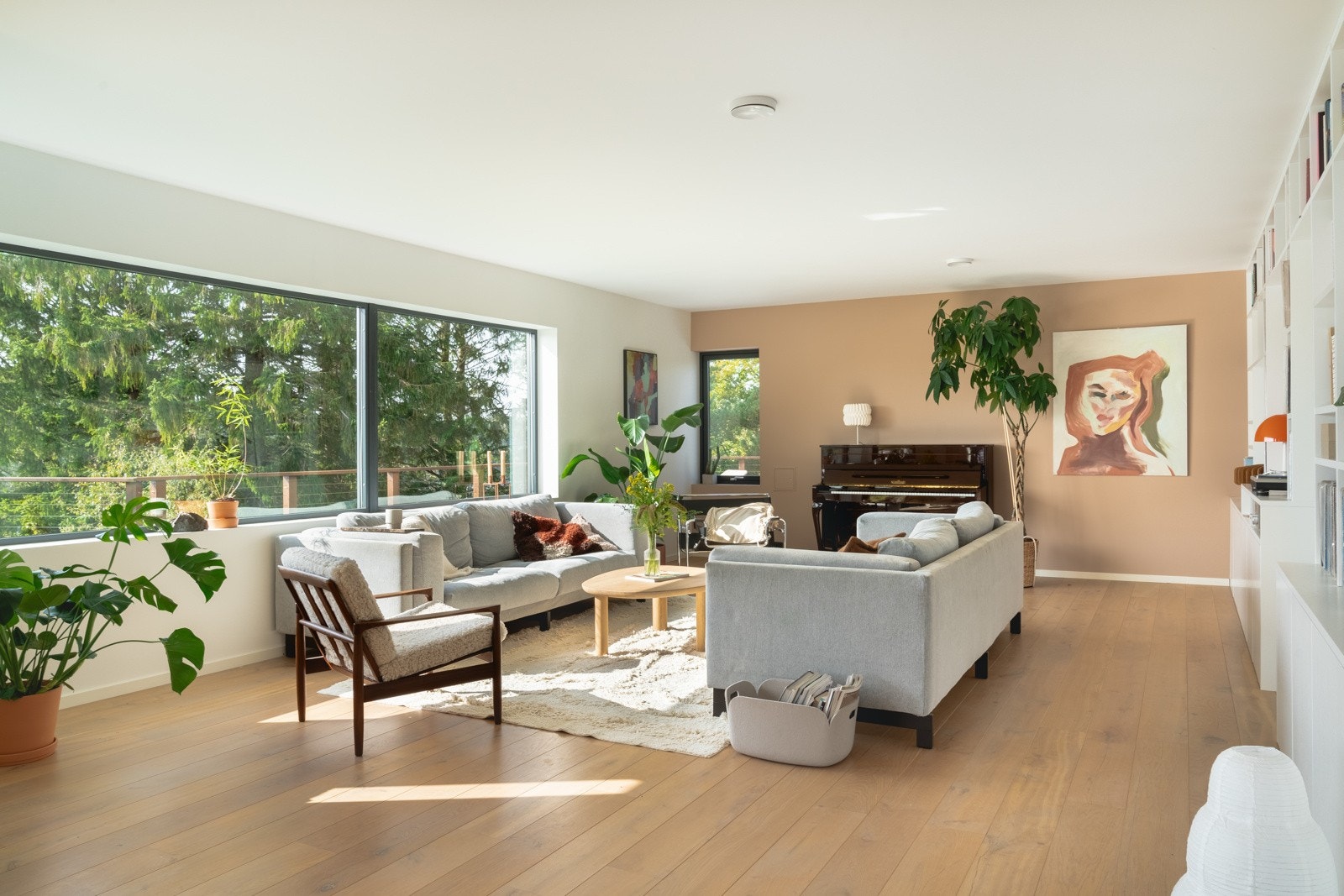 Rommene har et behagelig samspill med grønne omgivelser og uteområdene. Galleribilde