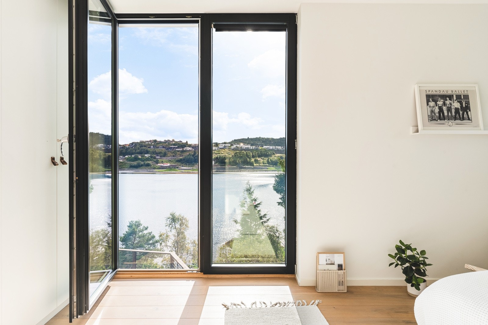 Det er installert Magnorvinduer med 60 års garanti. Noen er selvrensende og noen har UV-beskyttelse. Galleribilde