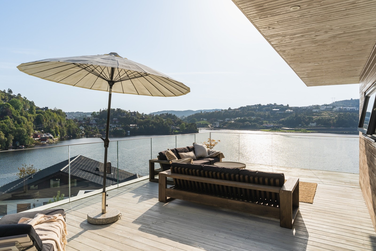 Det utearealene har til felles er den uhindrede og fantastiske utsikten over Sælenvannet, naturen og nærområdet. Galleribilde