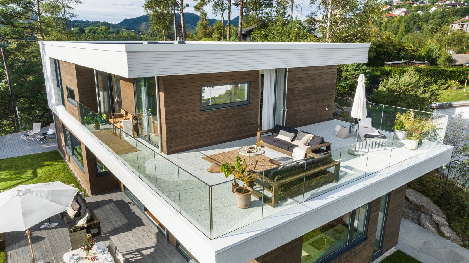 Både takterrassen og uteområdene er praktisk utformet i ulike soner. Galleribilde