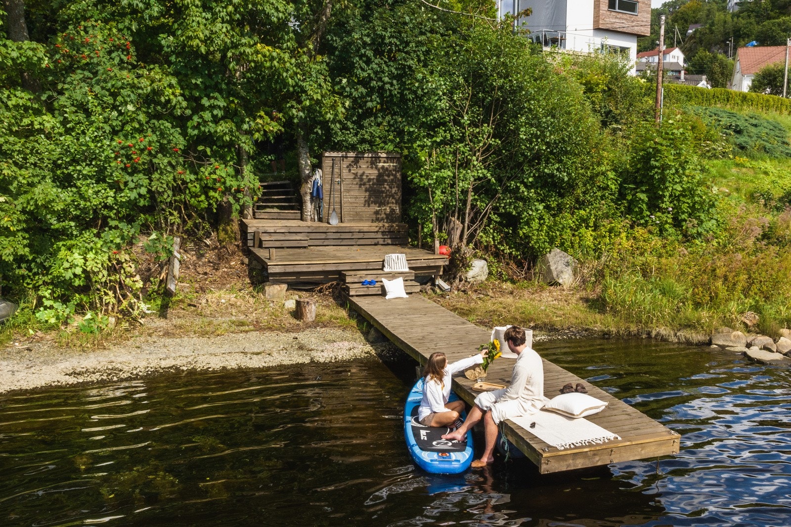 Eiendommen har også en koselig naustetomt ved Sælenvannet, et par hundre meters gange fra inngangsdøren. Galleribilde