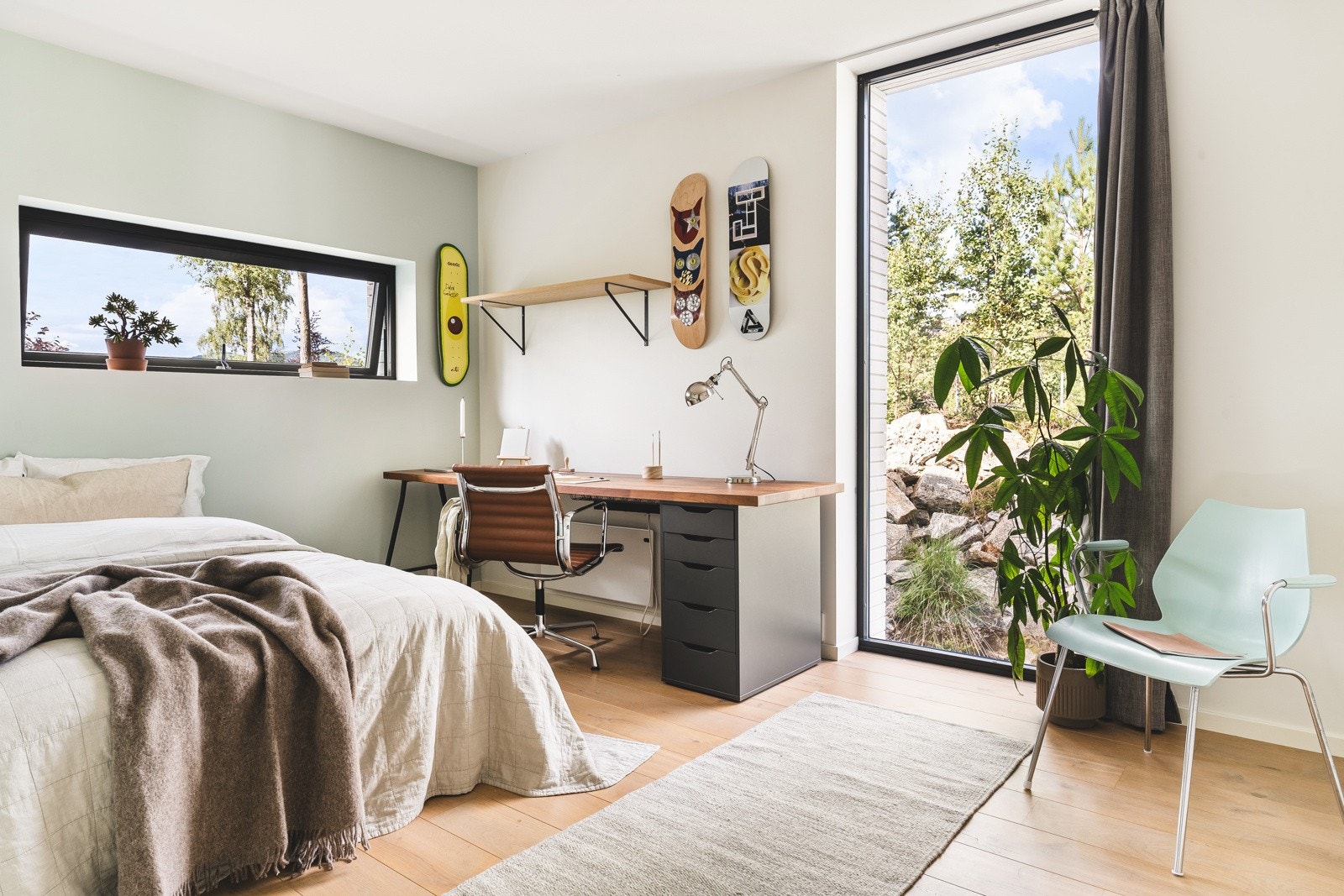 Soverommene har store vindusflater, og god plass til møblement og oppbevaring. Galleribilde