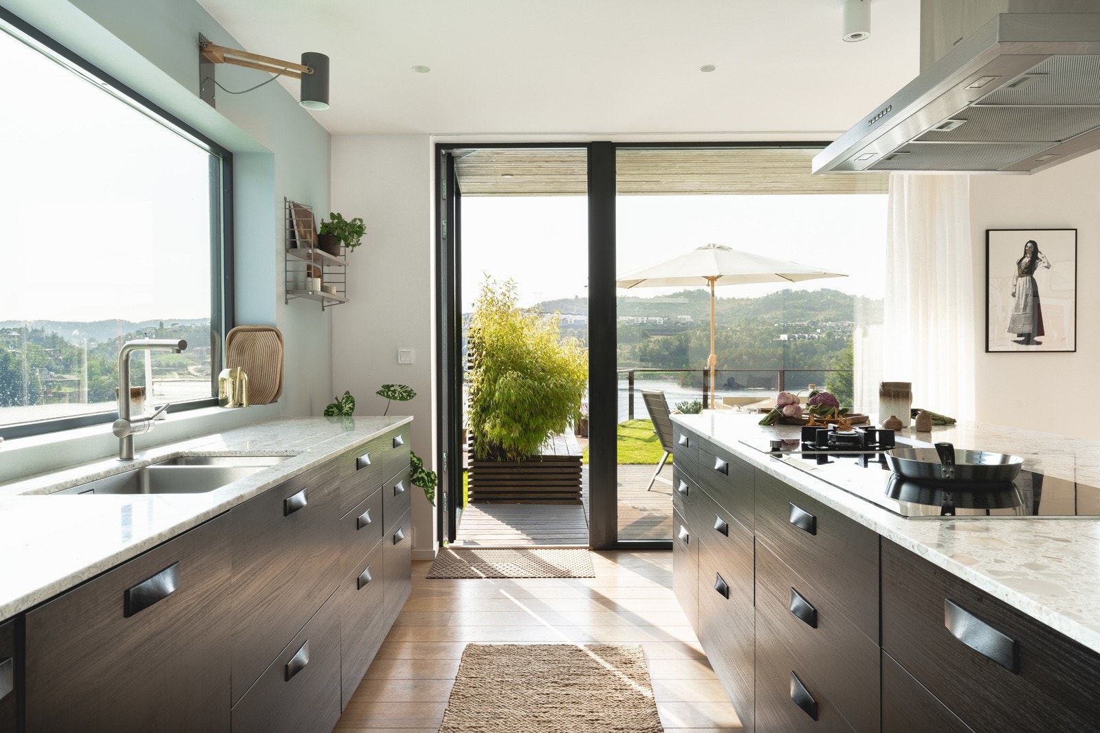 Fra kjøkkenet er det direkte utgang til det fantastiske uteområdet. Galleribilde