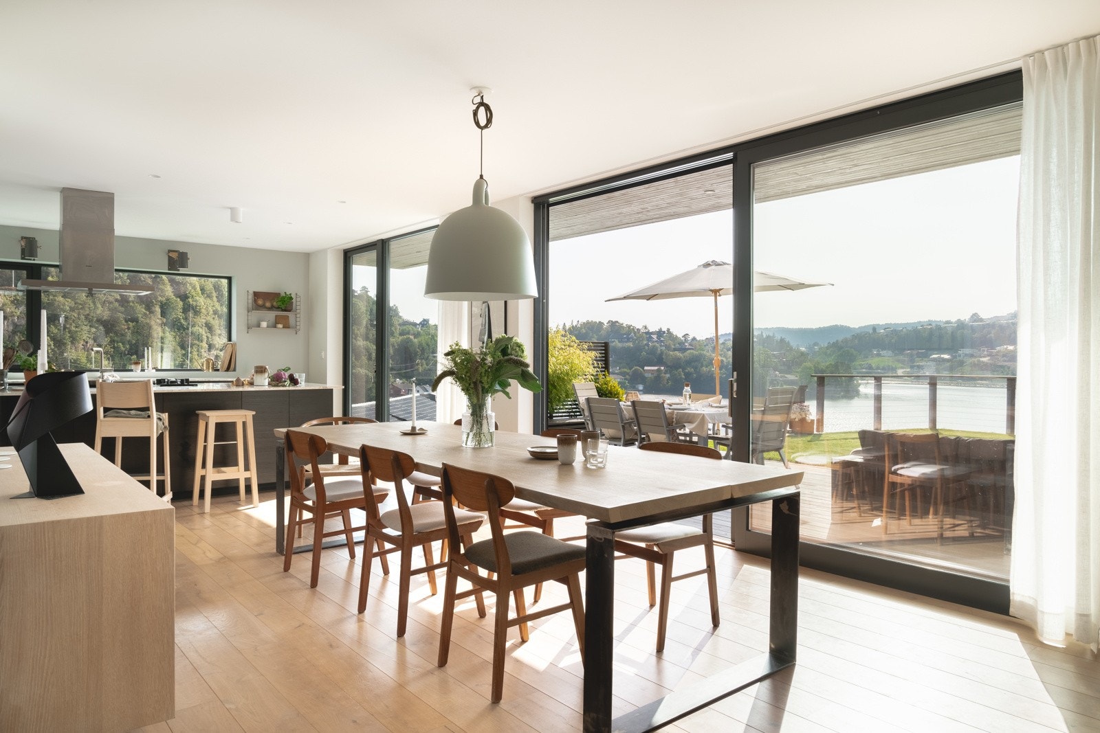 I tilknytning til stuen/allrommet finner du spisestuen. Galleribilde