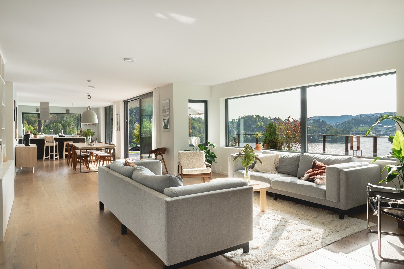 Som resten av huset, preges hovedetasjen av store vindusflater og svært godt lysinnslipp. Galleribilde