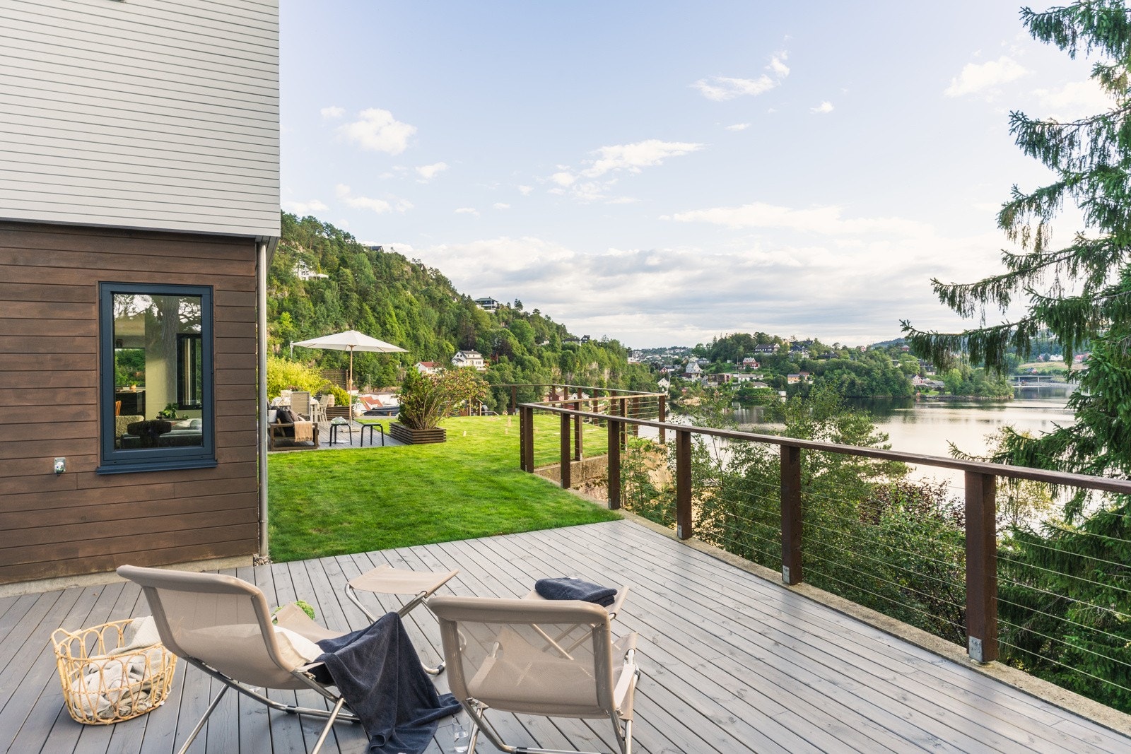 Terrassen er på 43 kvm, og ligger svært skjermet omringet av skog og trær. Galleribilde