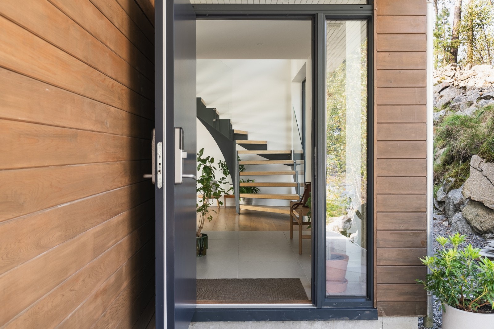 Huset har flott Sedar trekledning importert fra Canada med spesialdesignet profil for å skjule fester. Galleribilde