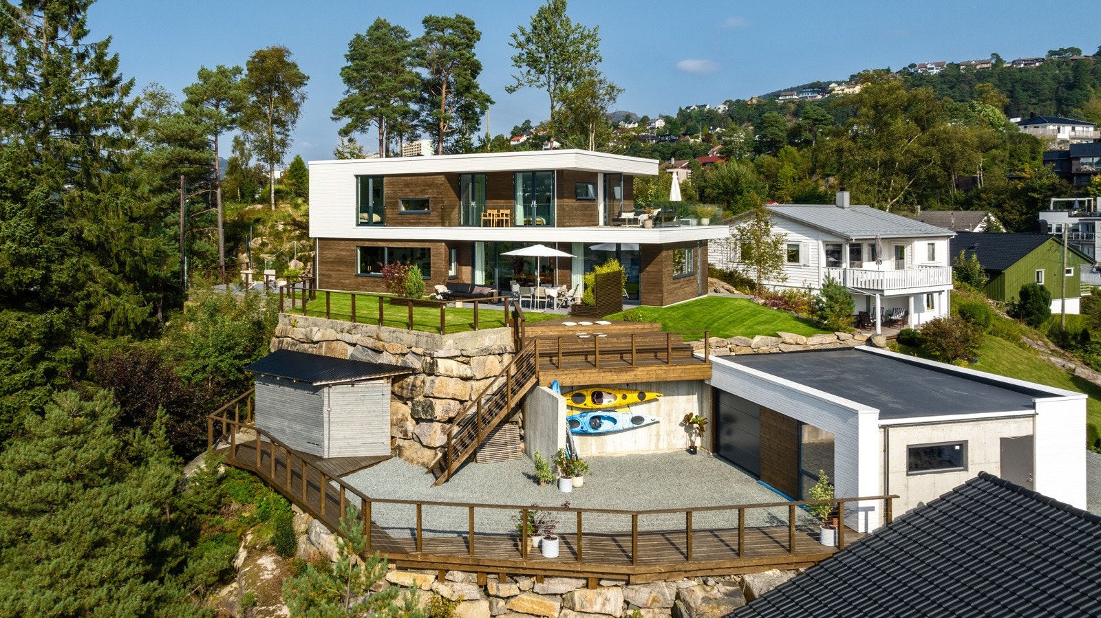 Boligen ligger på kanten av et høydedrag med fri og luftig beliggenhet med uhindret utsikt mot nydelige Sælenvannet. Galleribilde