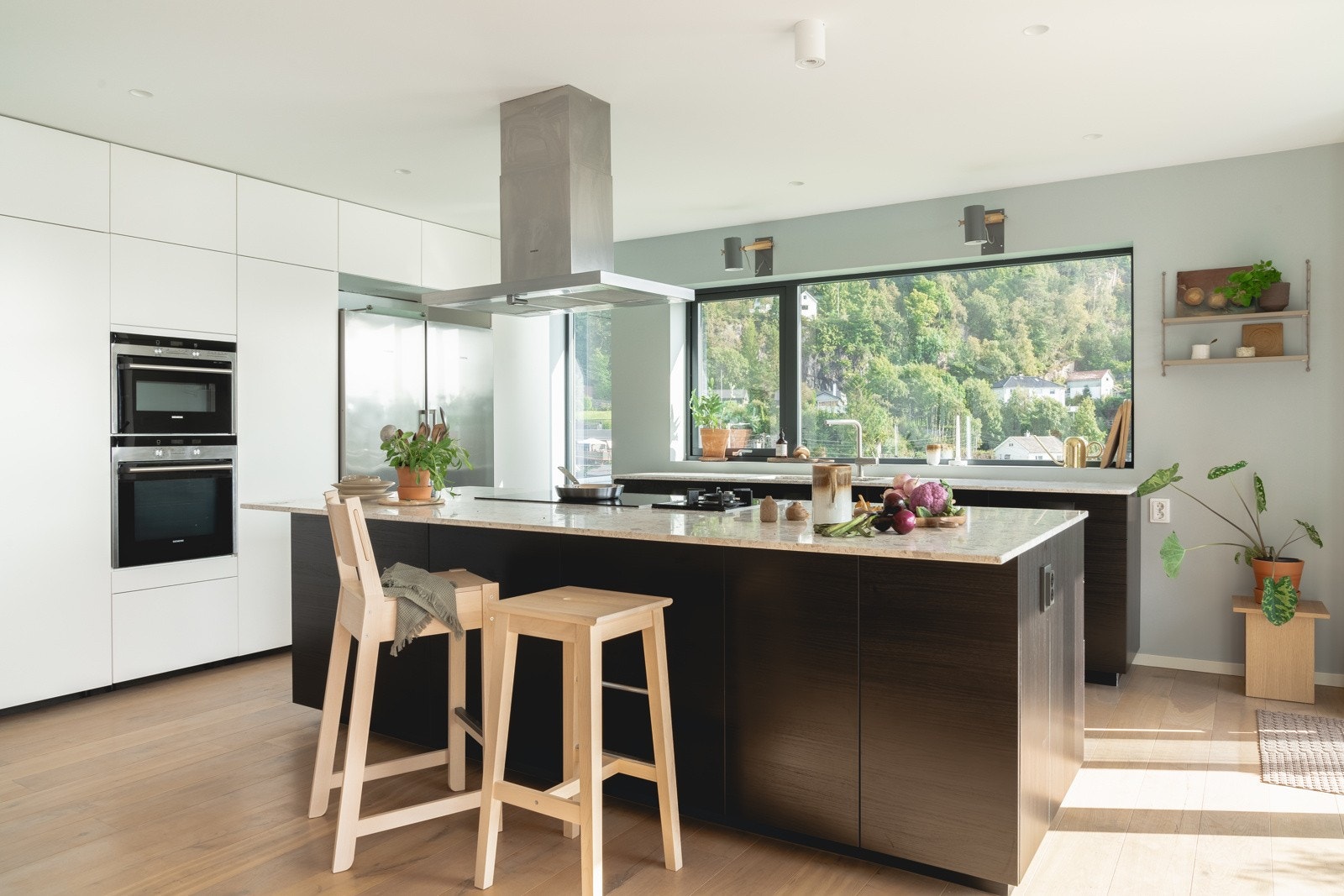 Stilrent og romslig kjøkken med svært god oppbevaringsplass. Øyen er på hele 280 x 120 cm. Galleribilde