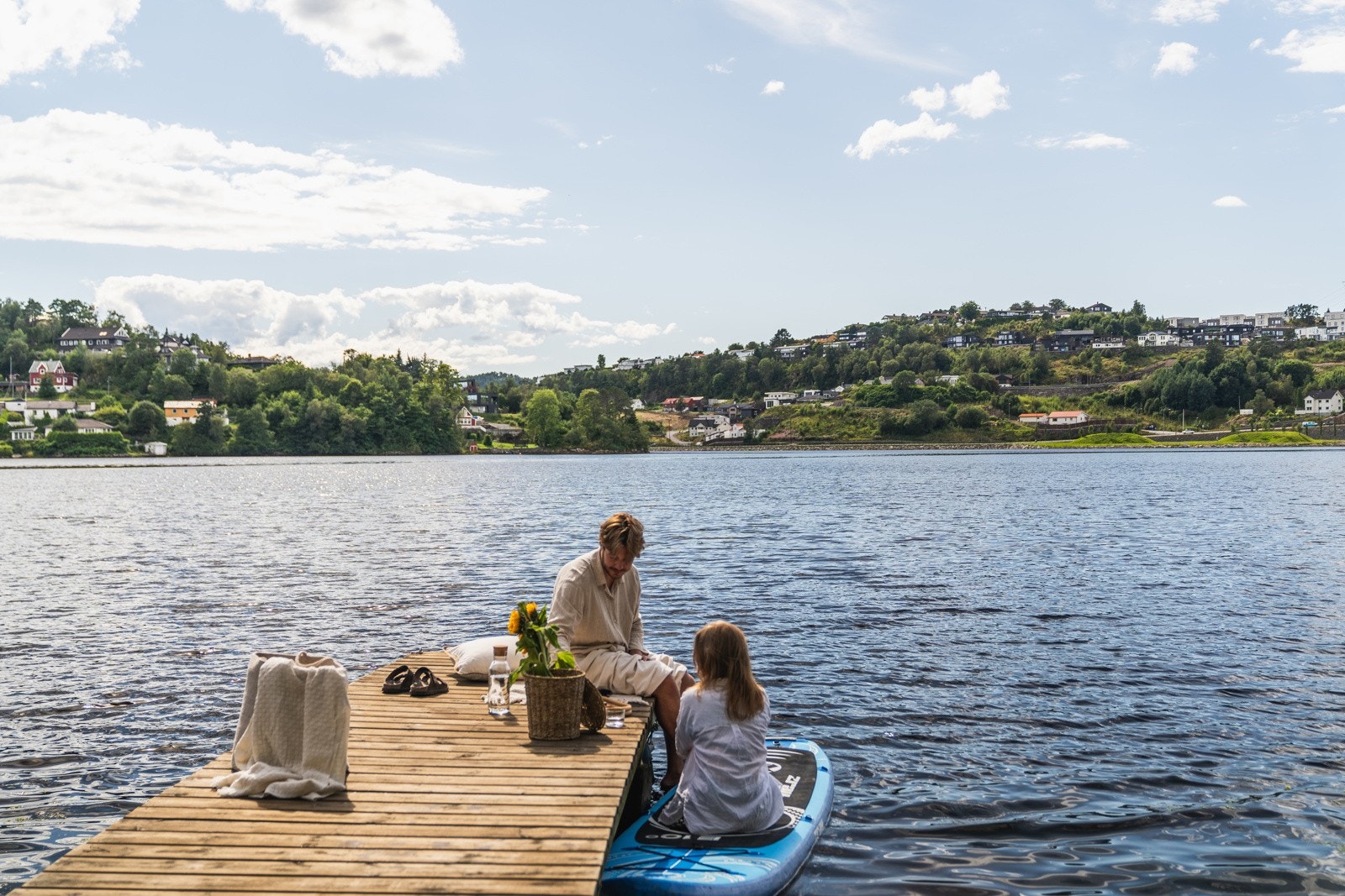 Her kan man tilbringe fine sommerdager med piknik på kaien eller en padletur i kajak eller på sup-brett. Galleribilde