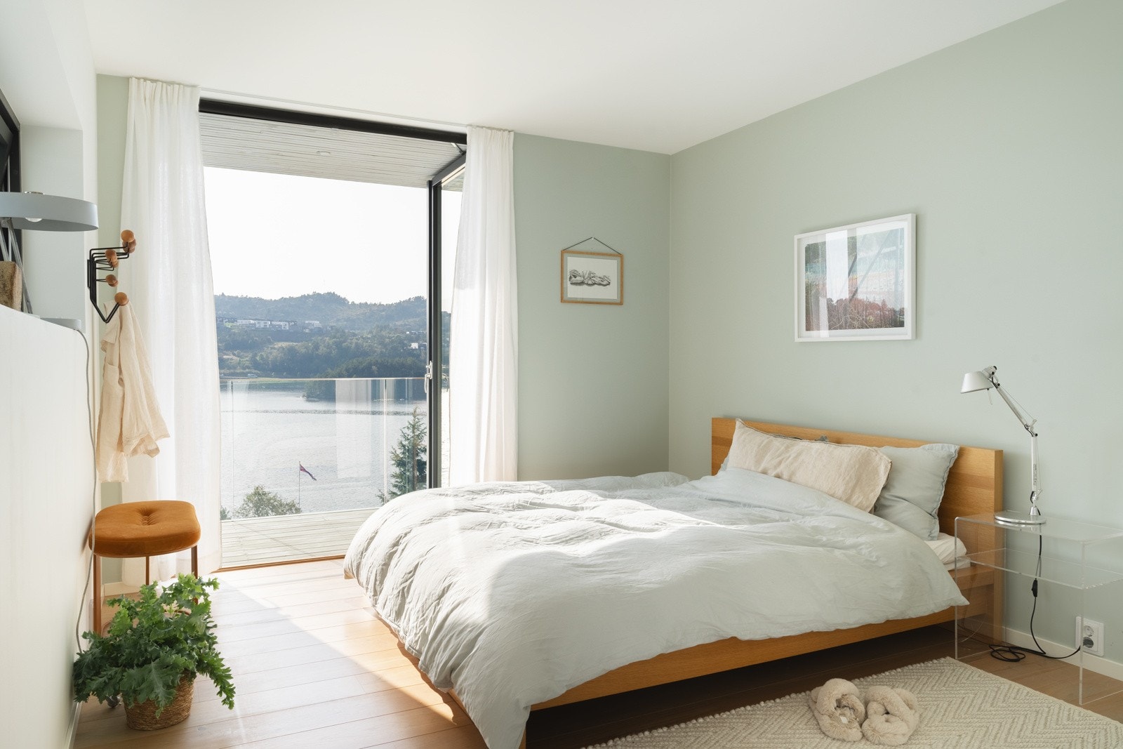 Hovedsoverommet har tilkomst til den store takterrassen, samt tilgang til egen garderobeseksjon og vaskerom. Galleribilde