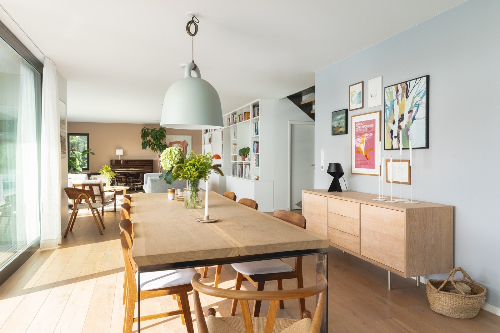 Her har du god plass til stort langbord. En svært hyggelig sone for sosiale kvelder eller selskaper. Galleribilde