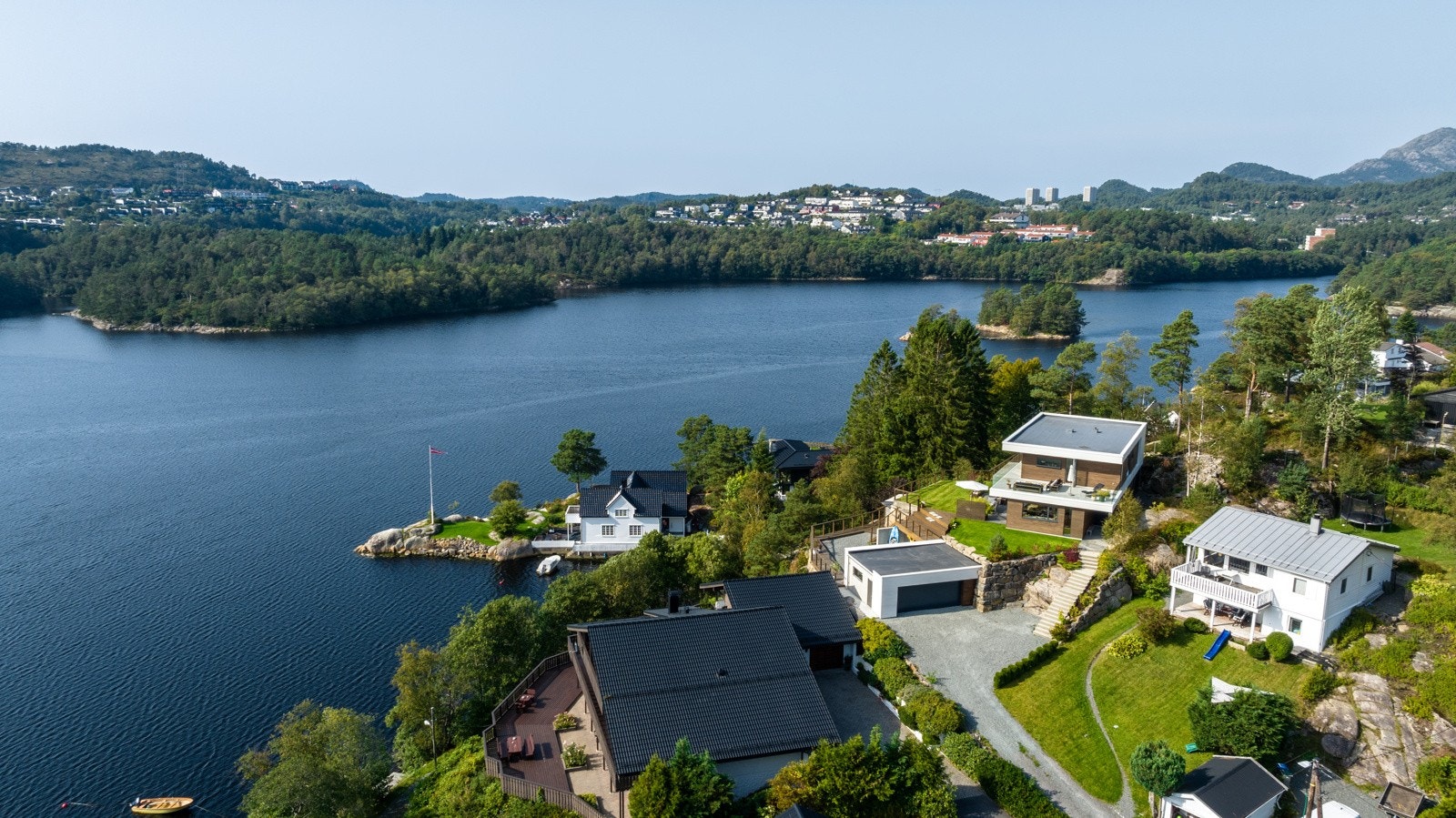 Fantastisk beliggenhet på et høydedrag ved Sælenvannet. Galleribilde