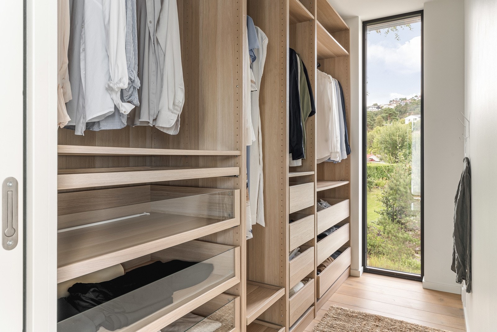 Walk-in garderobe i tilknytning til hovedsoverommet. Galleribilde