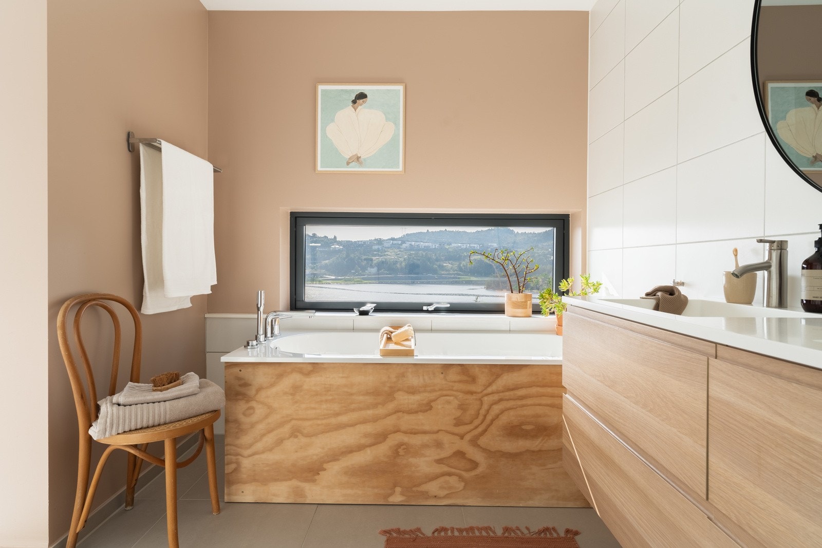 Hovedbadet som måler 9,8 kvm er innredet med badekar, og vindu plassert i utsiktshøyde. Galleribilde