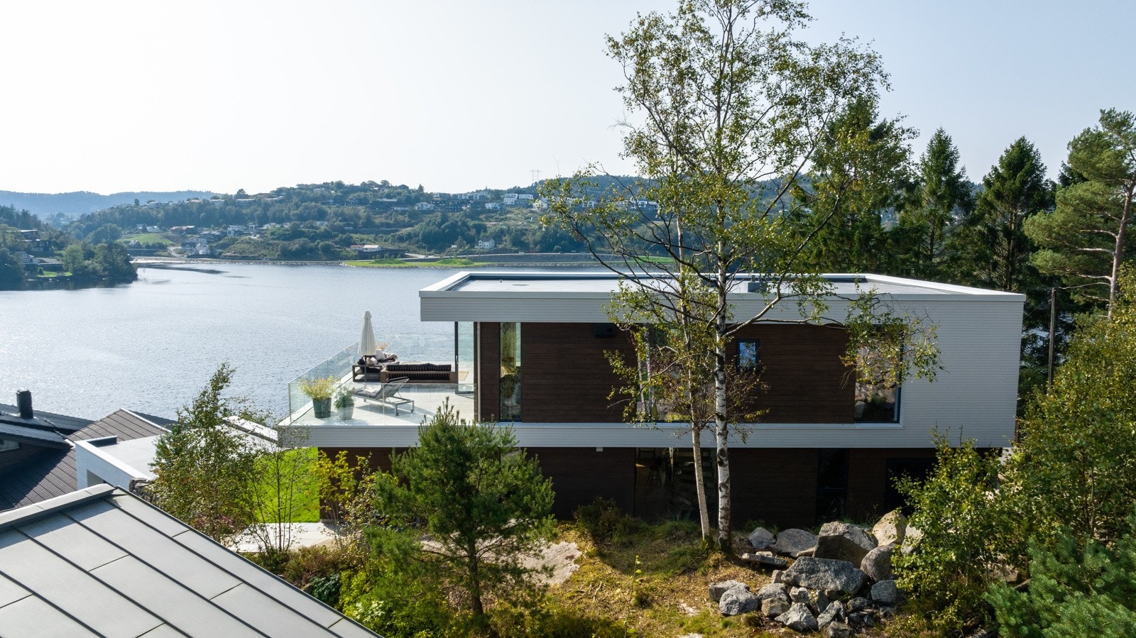 Boligen ligger fritt og høyt til med fantastisk utsikt over Sælenvannet. Galleribilde