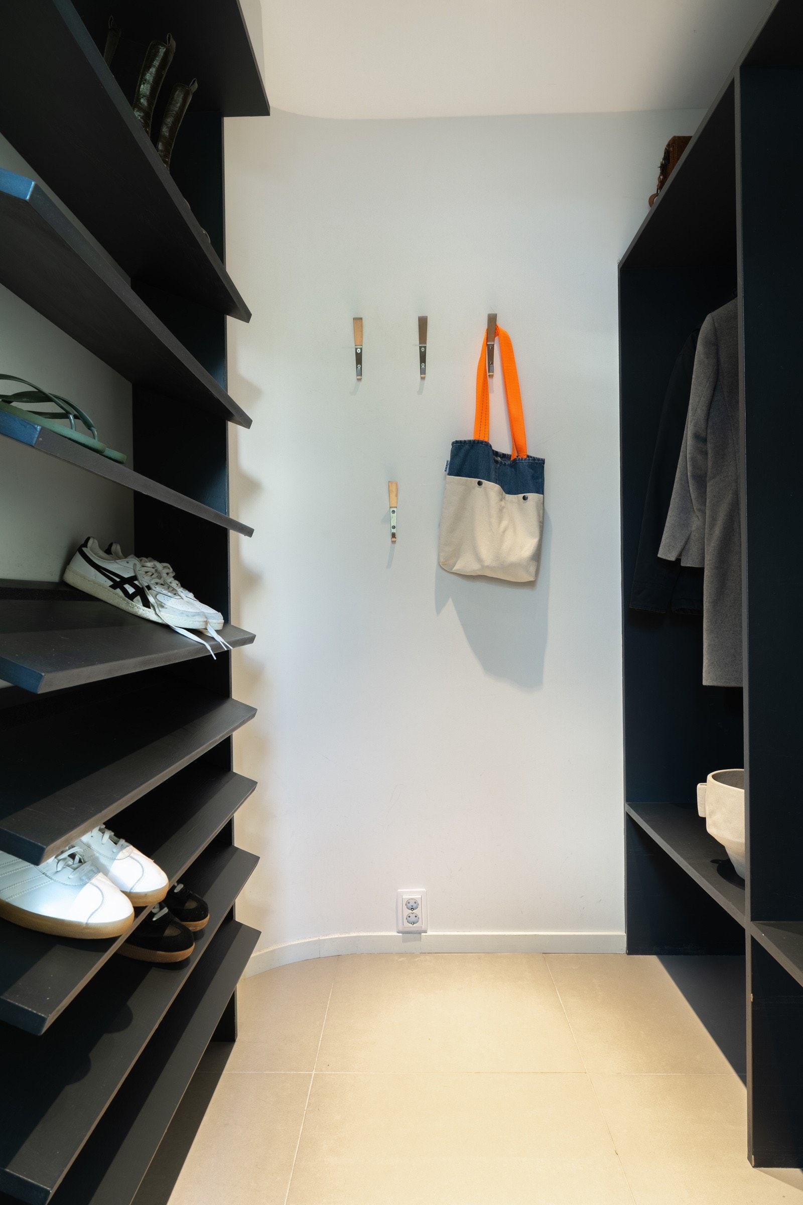 Walk-in garderoben er praktisk utnyttet. Galleribilde