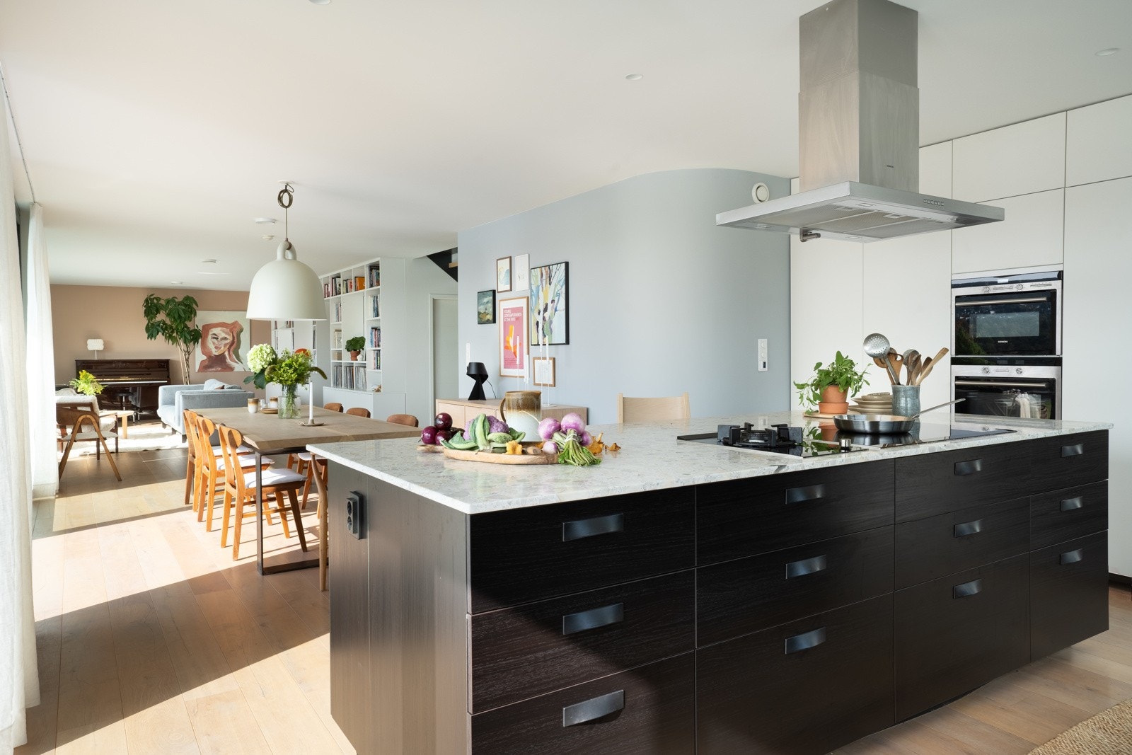 Kjøkkeninnredningen består av frittstående øy, stålvask, takmontert ventilator, funksjonsvegg med kjøl, frys, kolonialskap samt platetopp. Galleribilde