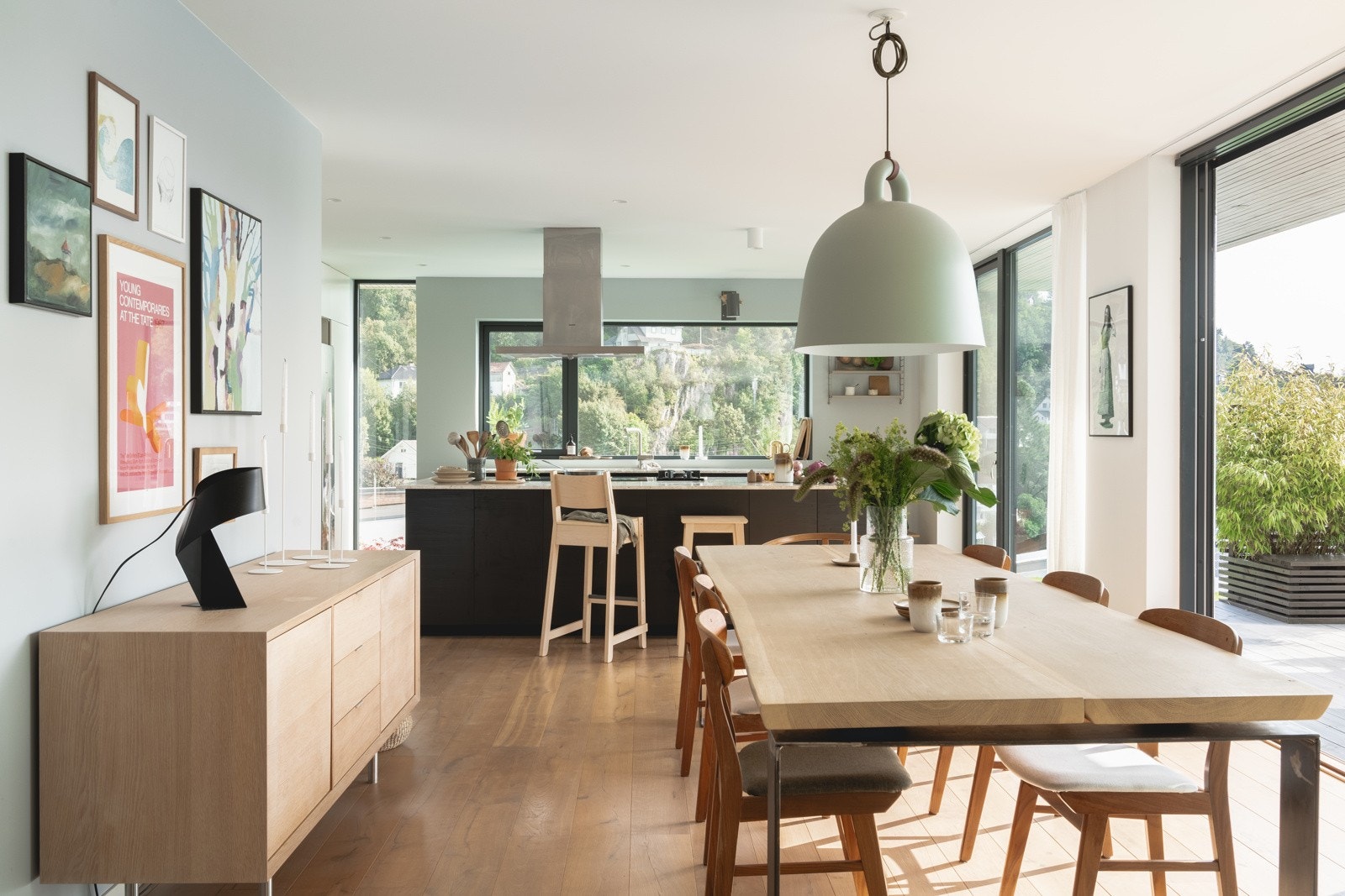 Spisestuen har enkel og praktisk tilkomst til og fra kjøkken. Galleribilde