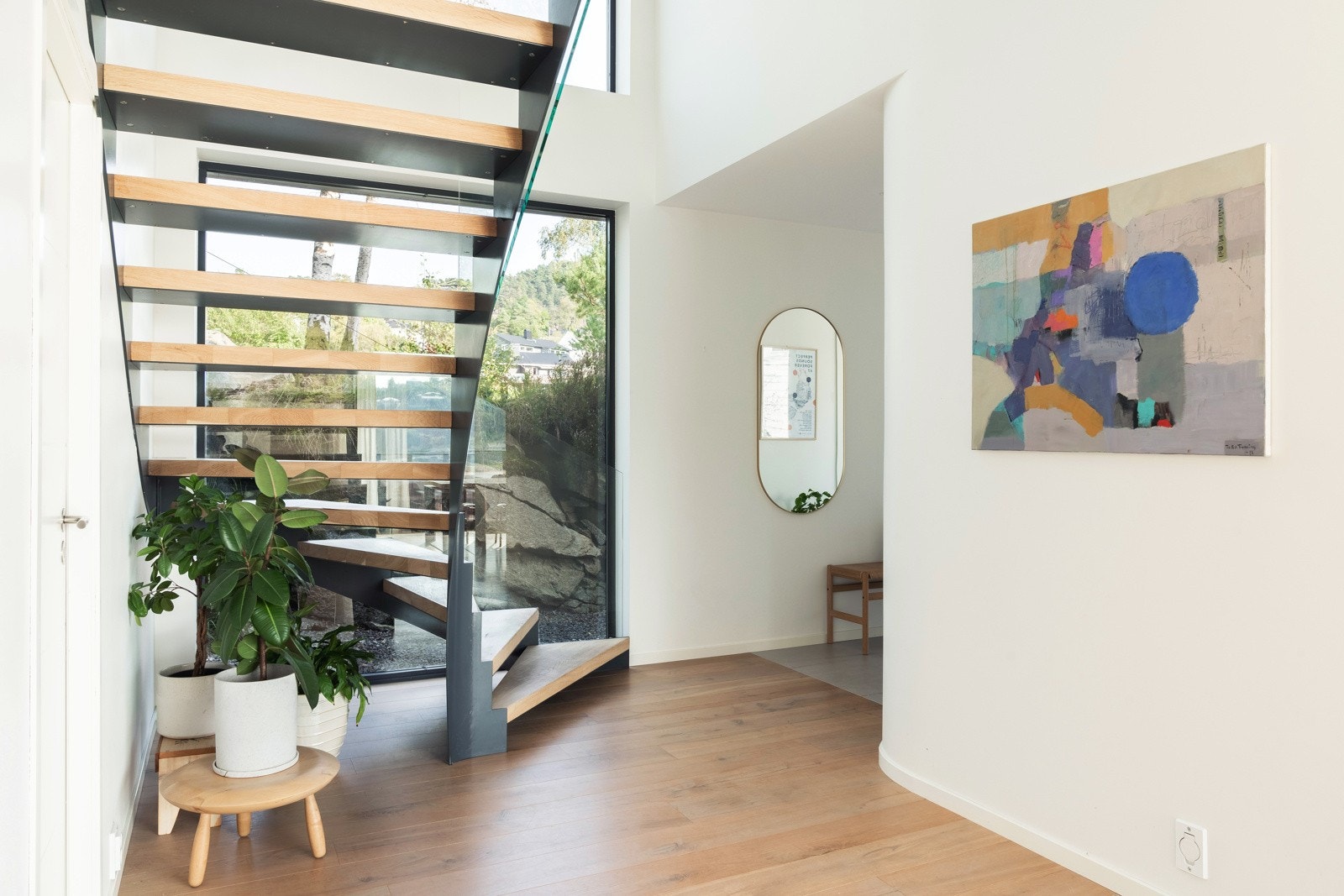 Boligens 1.etasje inneholder entré med walk-in garderobe, toalettrom, stue, spisestue, separat tv-stue, kjøkken og en romslig bod. Galleribilde