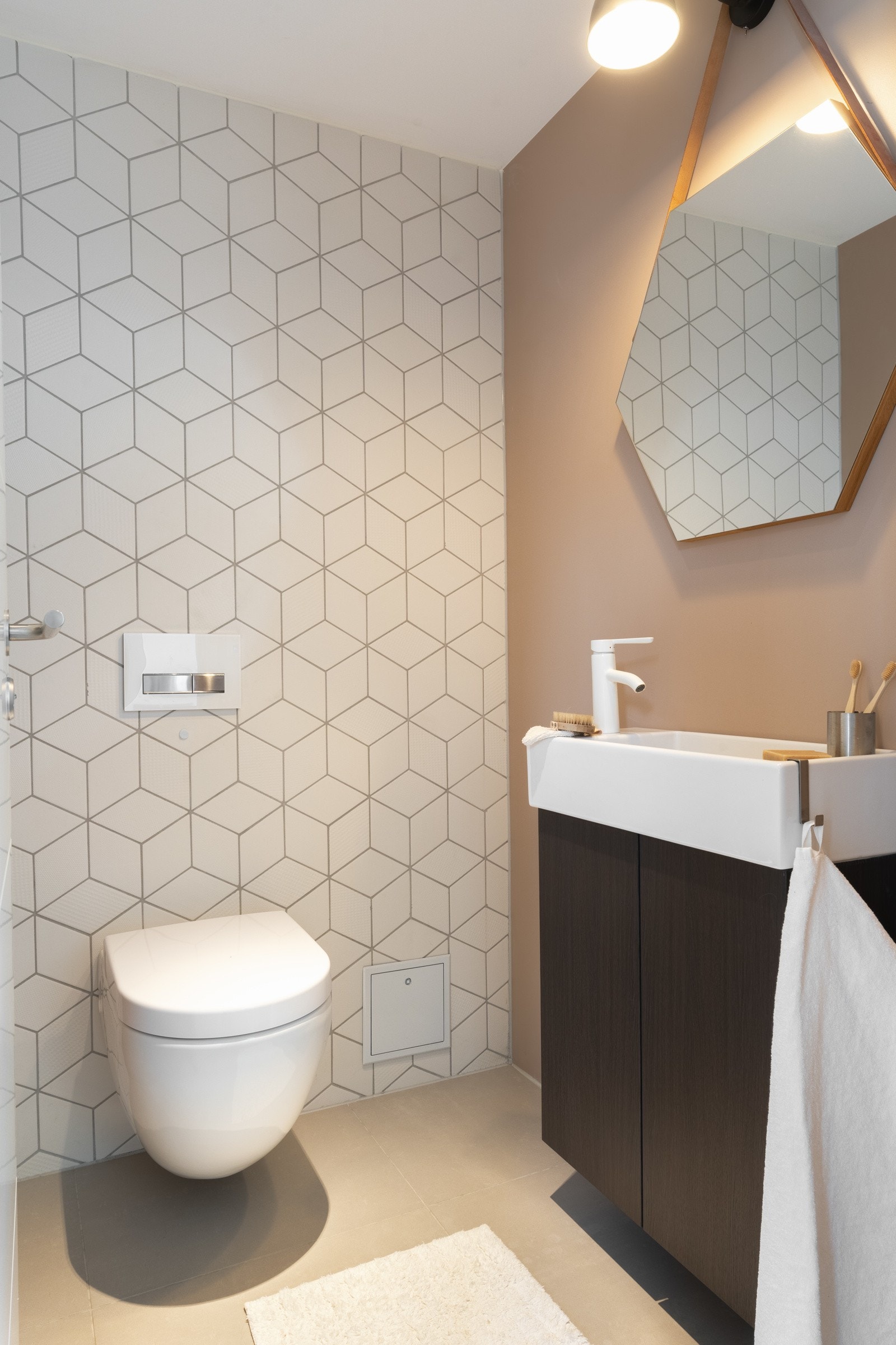 Toalettrommet er innredet med vegghengt toalett, baderomsinnredning, speil og belysning. Det er varmekabler i gulv. Galleribilde